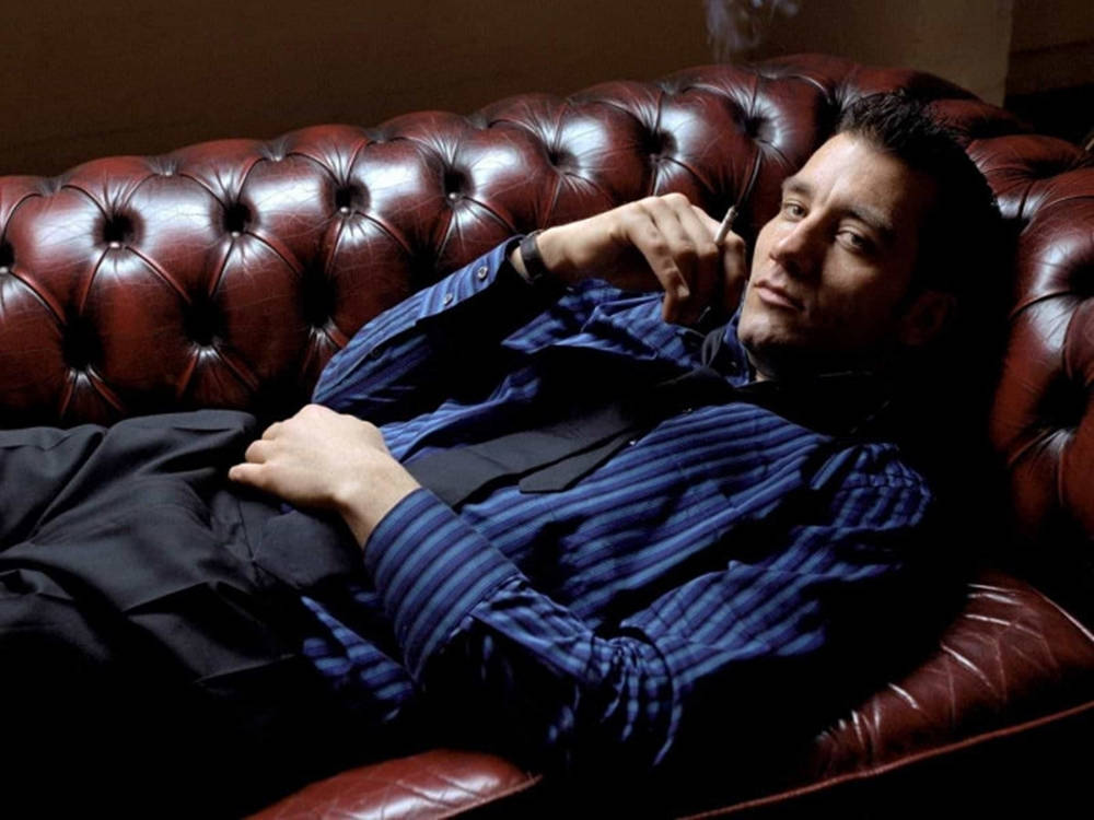 Clive Owen, striped shirt, tufted red leather couch, SD Desktop Wallpaper