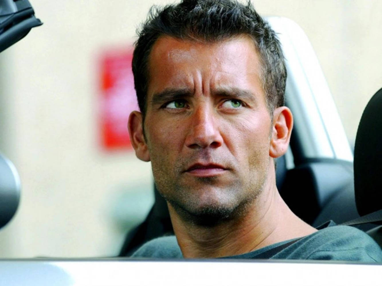 Clive Owen, car, intense green eyes, HD Desktop Wallpaper