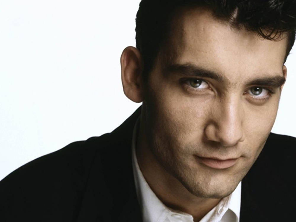 Clive Owen, black suit, white shirt, SD Desktop Wallpaper