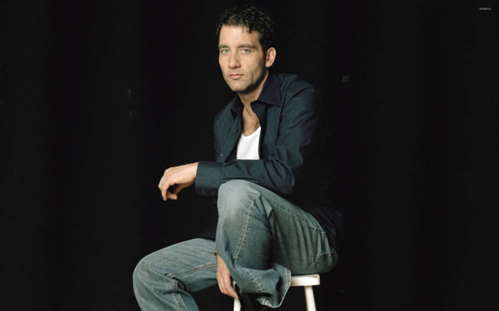 Clive Owen, white stool, dark shirt, SD Desktop Wallpaper