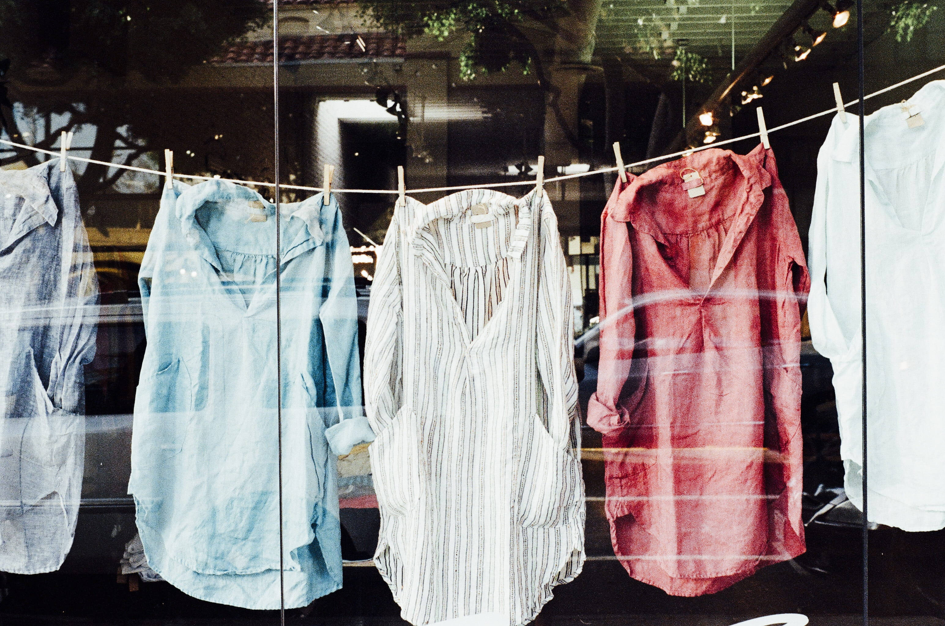 linen shirts, shop window, trees, 2K Desktop Wallpaper