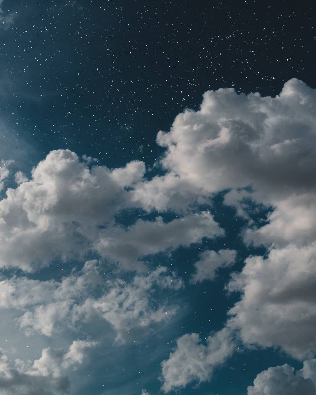 Dark Blue Clouds Aesthetic Phone, starry night sky, voluminous white clouds, HD Phone Wallpaper