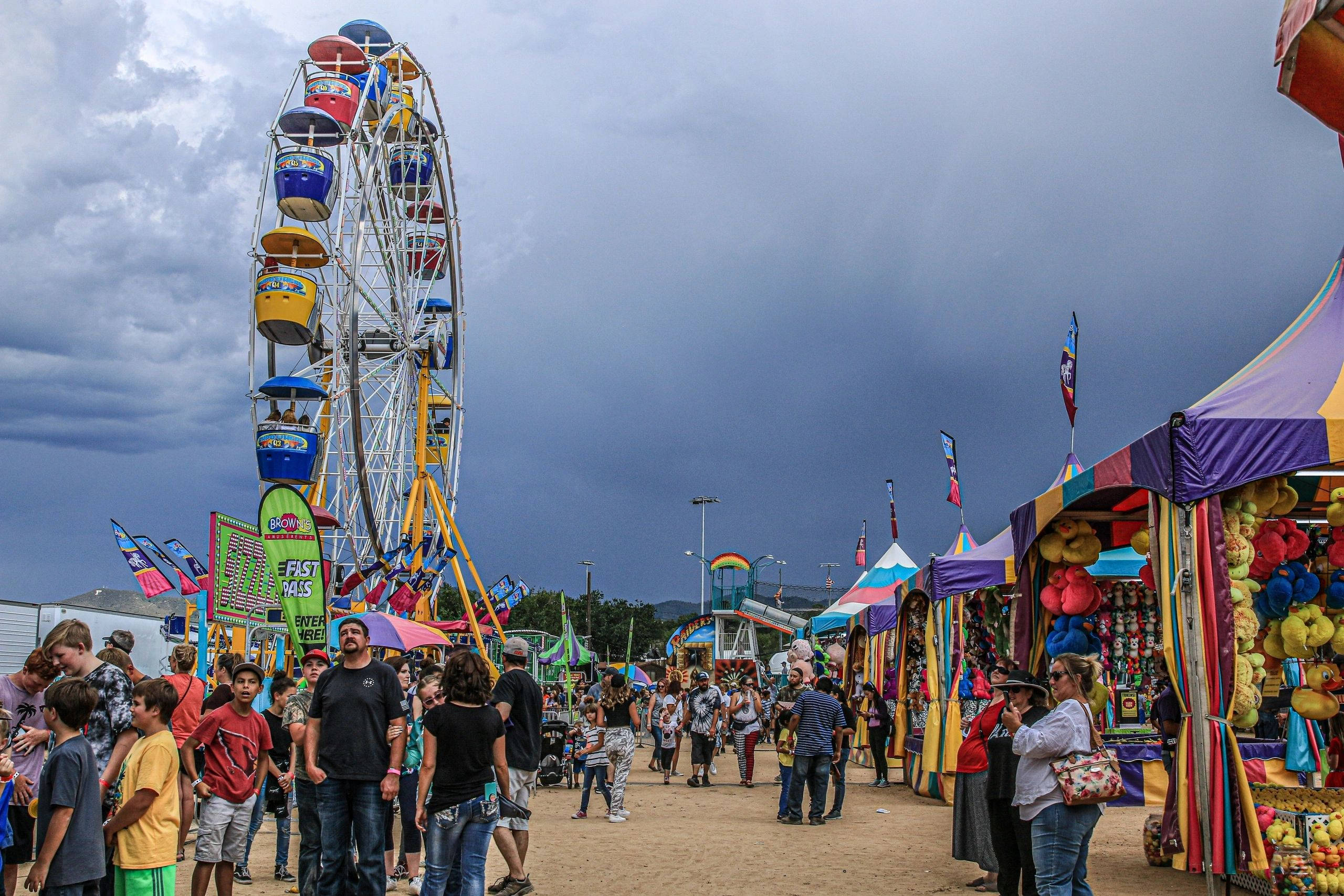 Cloudy Day At The Fair, stormy sky, colorful ferris wheel, 2K Desktop Wallpaper