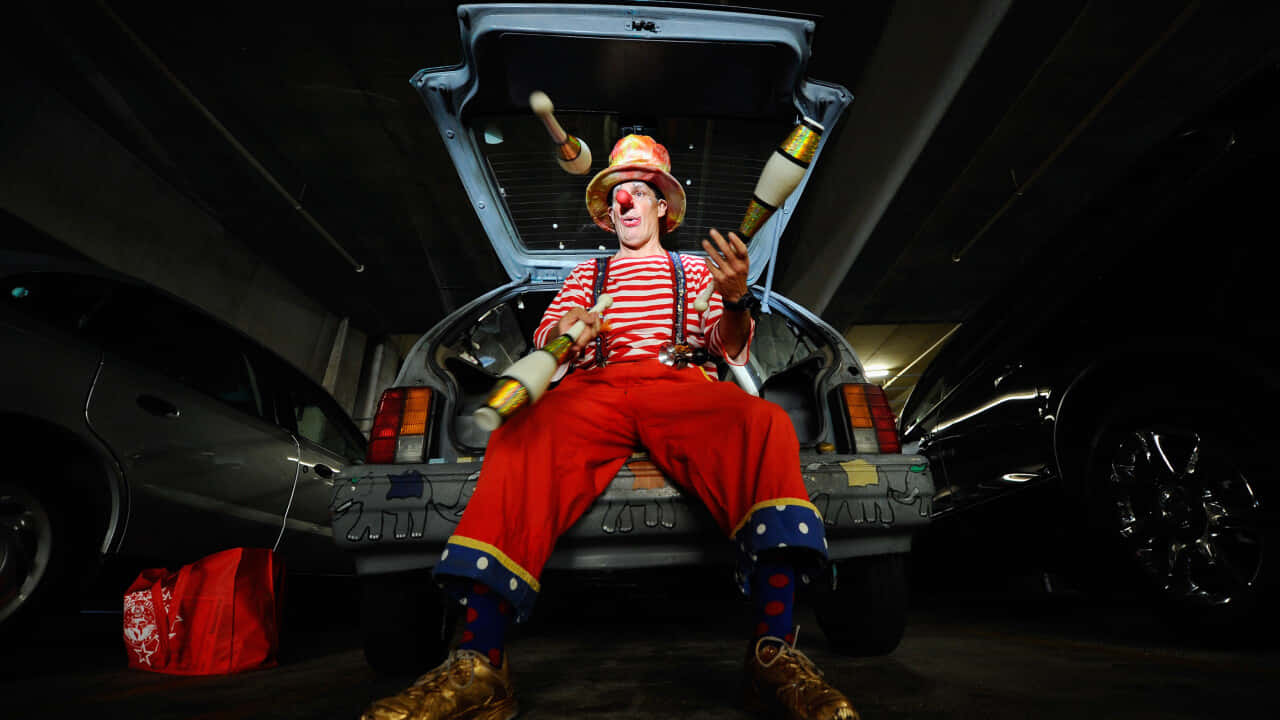 clown, red striped shirt, polka dot socks, HD Desktop Wallpaper