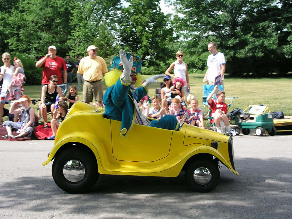 Clown Car, bright yellow vintage car, sunny outdoor parade, SD Desktop Wallpaper