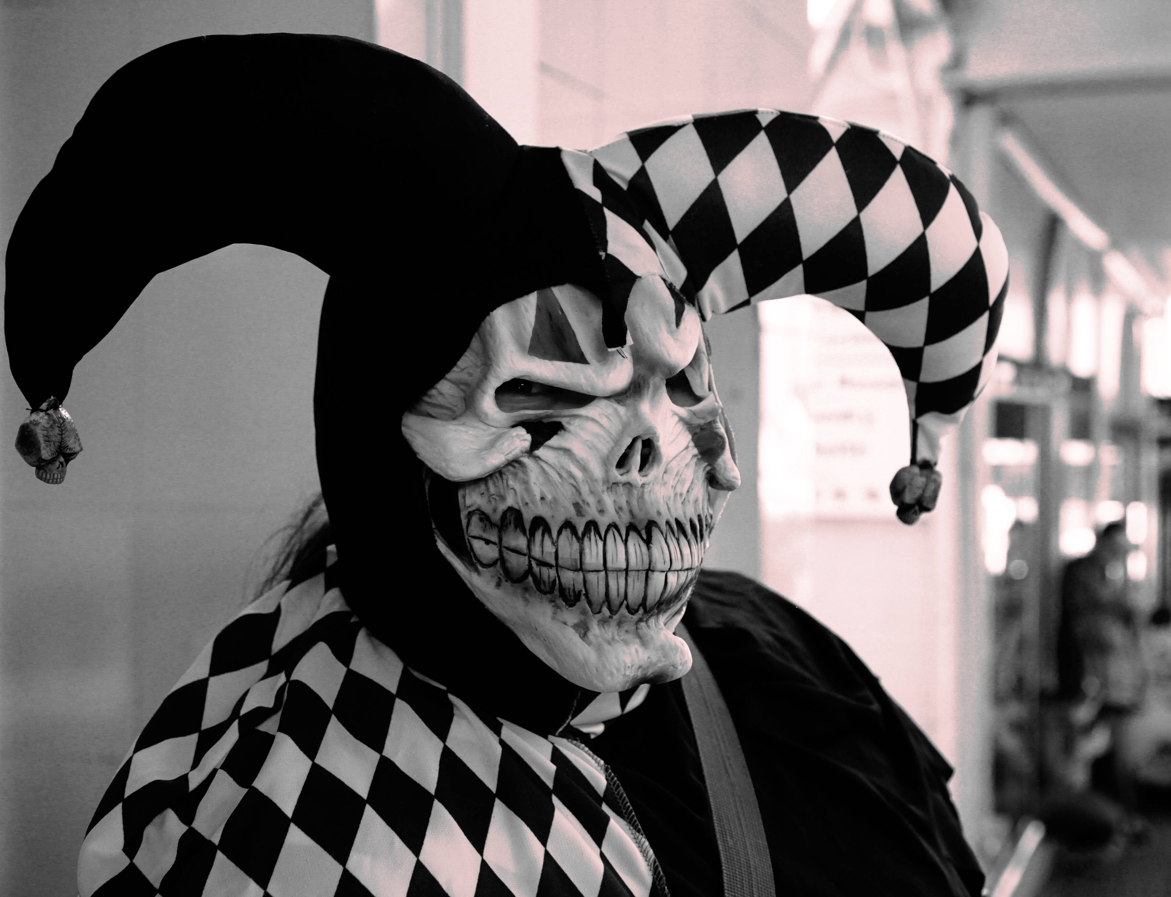skull mask, jester hat, checkered patterns, 2K Desktop Wallpaper