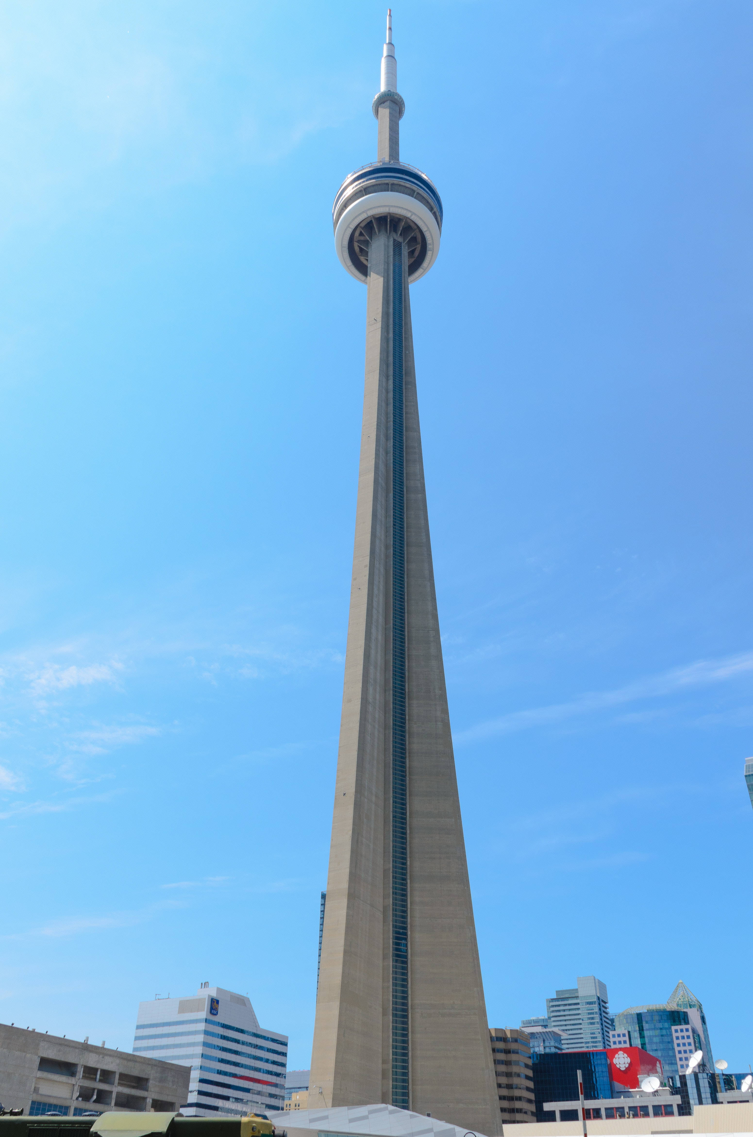 CN Tower, downtown Toronto, clear blue sky, 4K Phone Wallpaper
