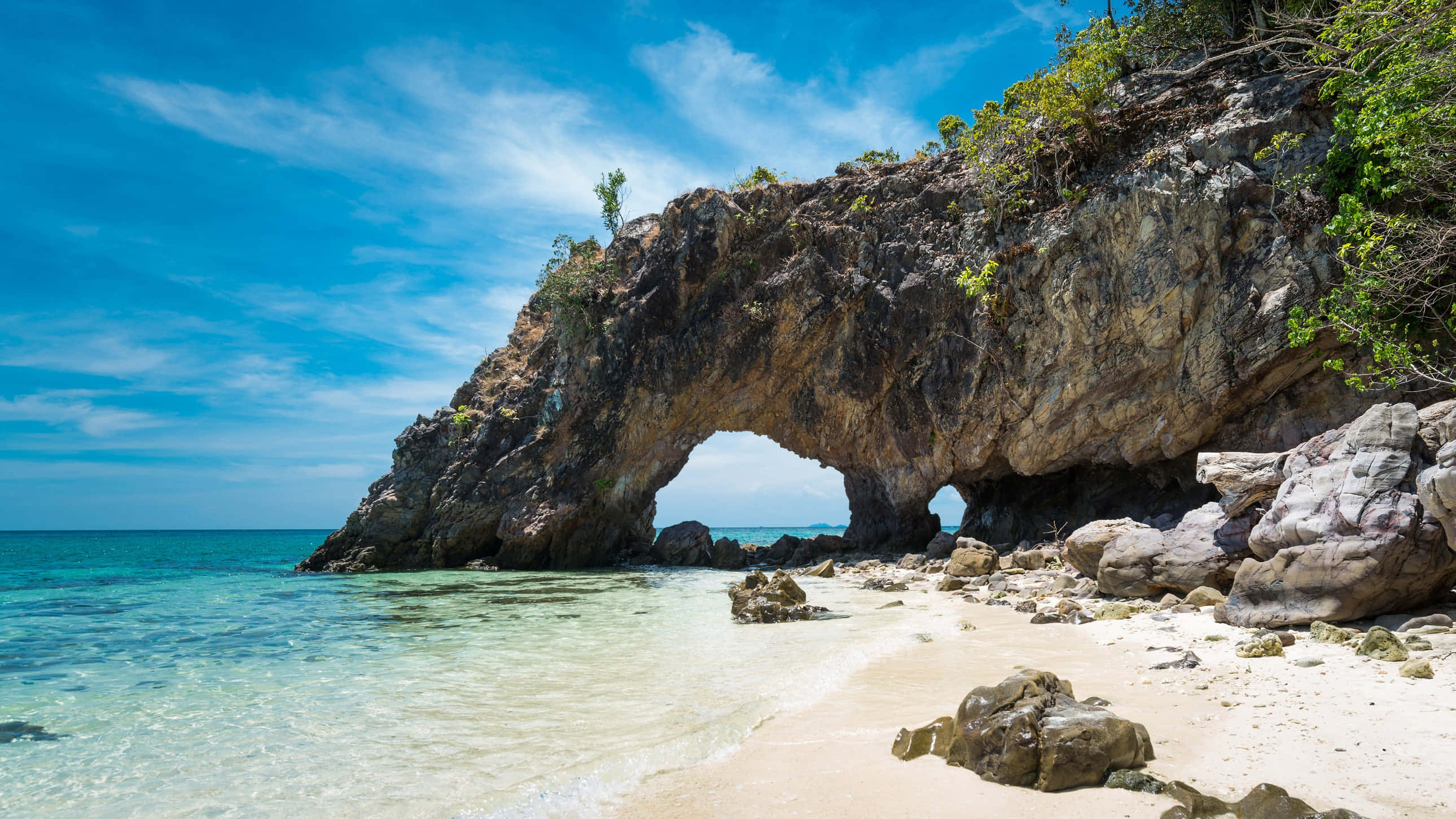 coastline, turquoise sea, bright blue sky, 2K Desktop Wallpaper