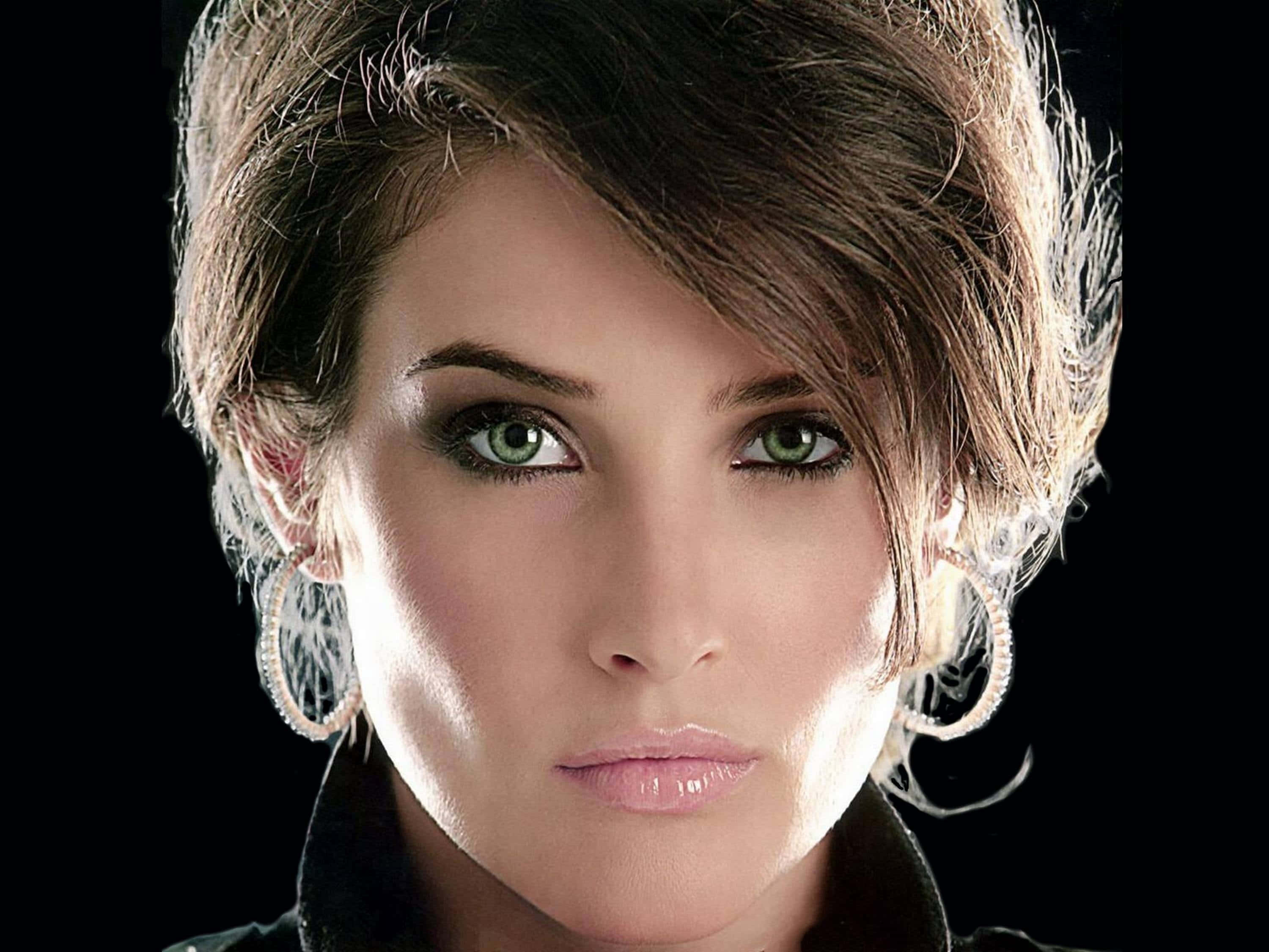 Cobie Smulders, green eyes, short brown hair, 2K Desktop Wallpaper