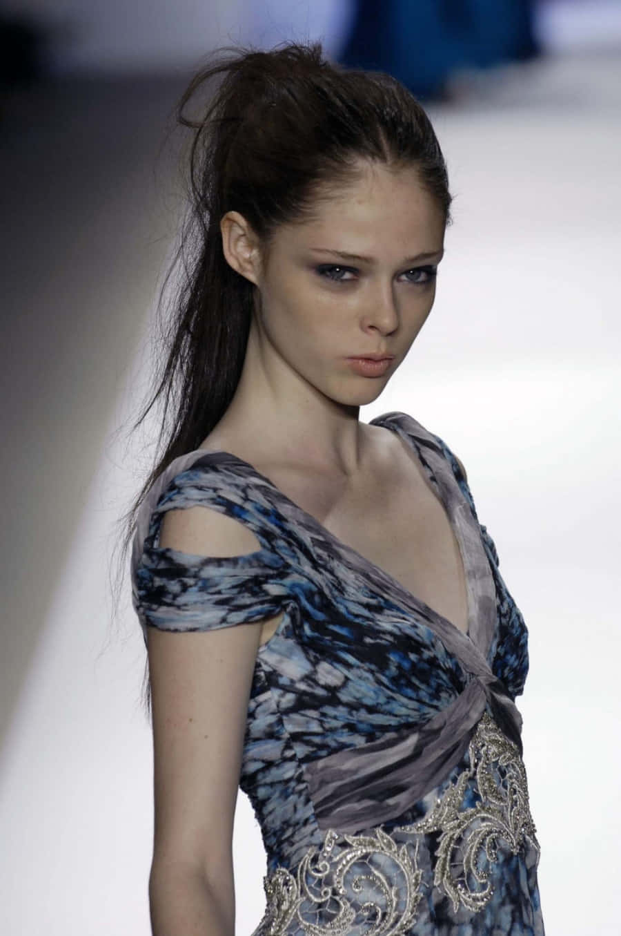 Coco Rocha, blue gray patterned dress, silver embellishments, HD Phone Wallpaper
