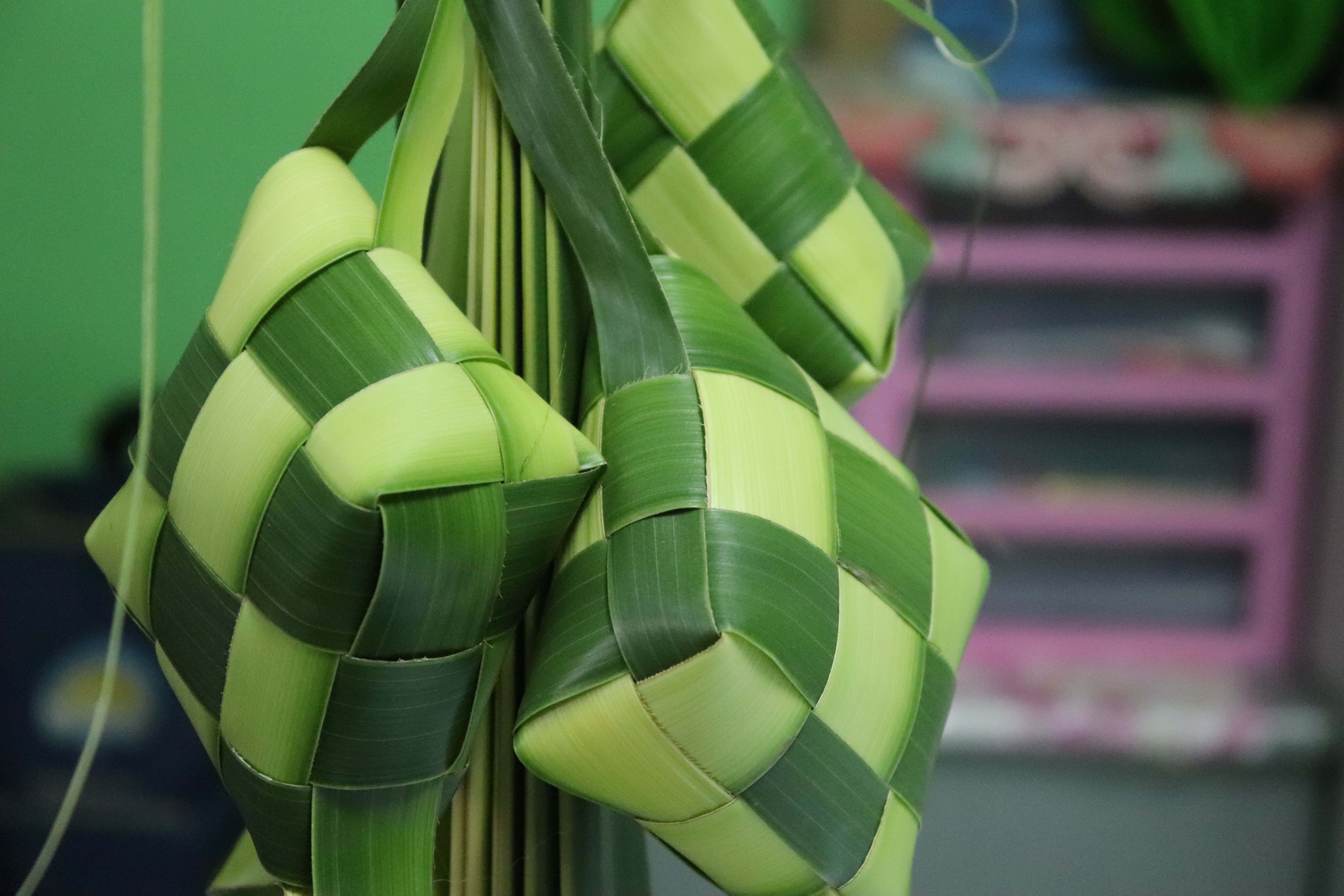 Traditional Coconut Pouch, green and light green leaf baskets, intricately woven, 5K Desktop Wallpaper
