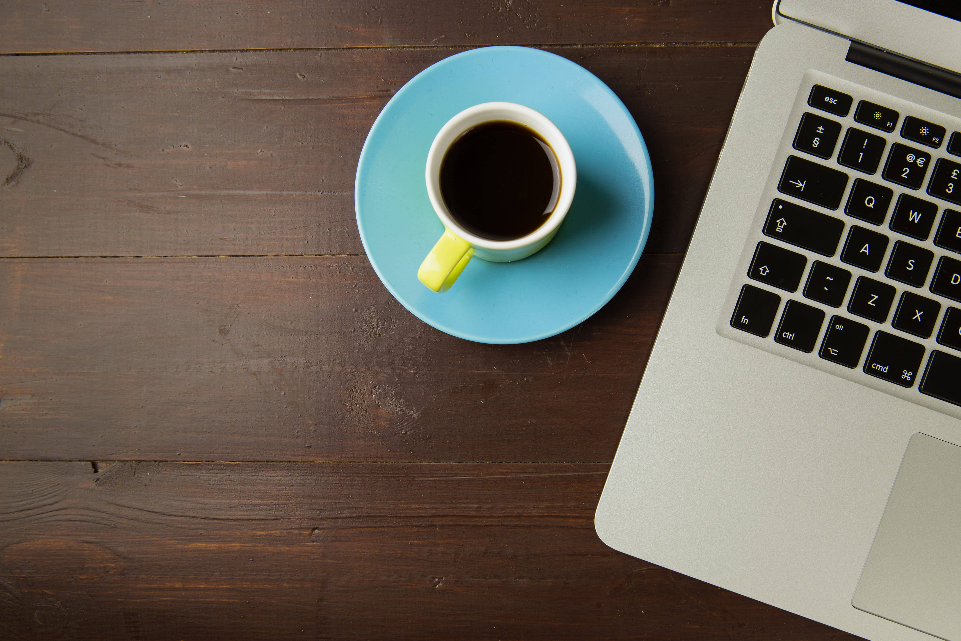 silver laptop, dark wooden desk, bright blue saucer, 4K Desktop Wallpaper