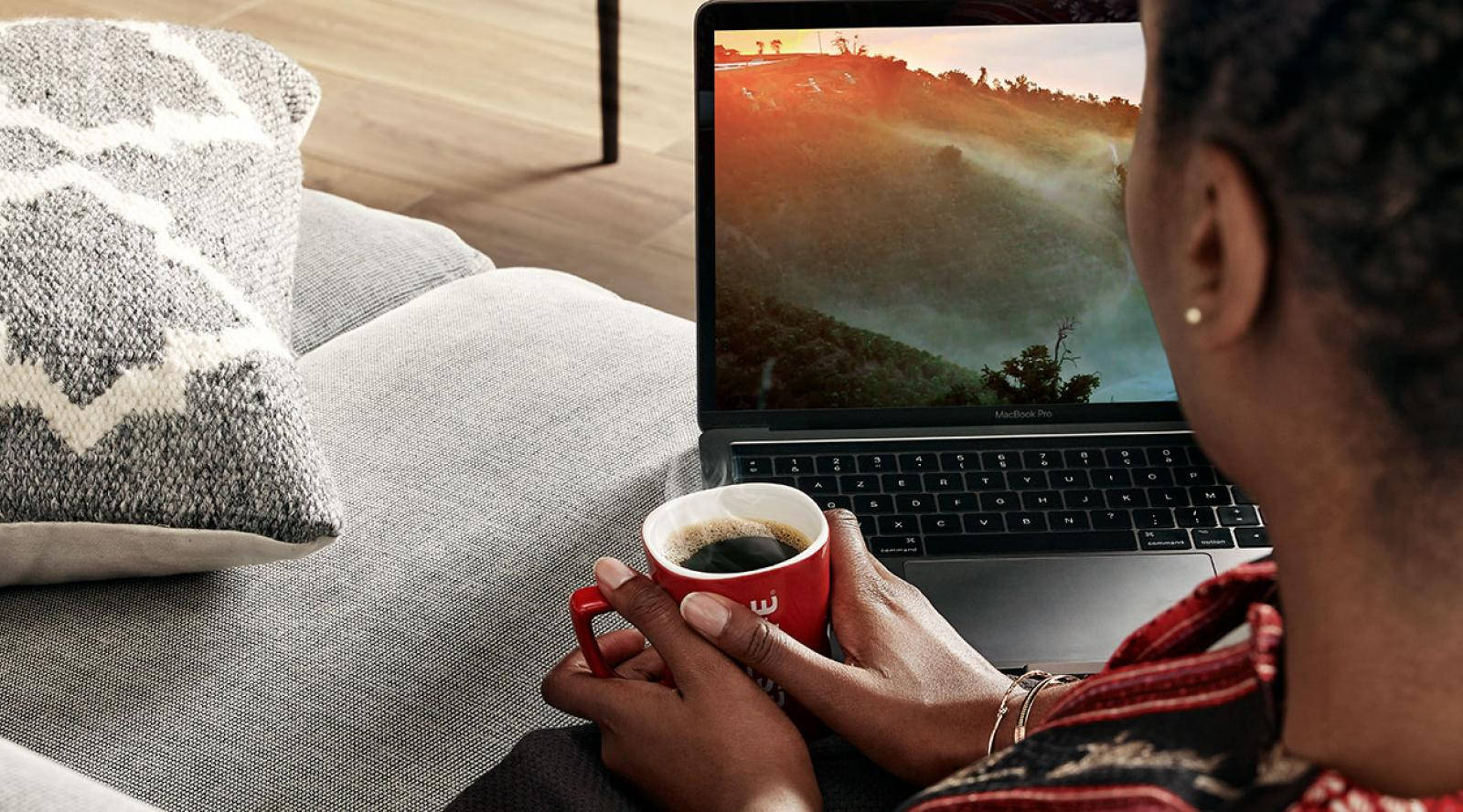 red coffee mug, gray couch, laptop, HD Desktop Wallpaper