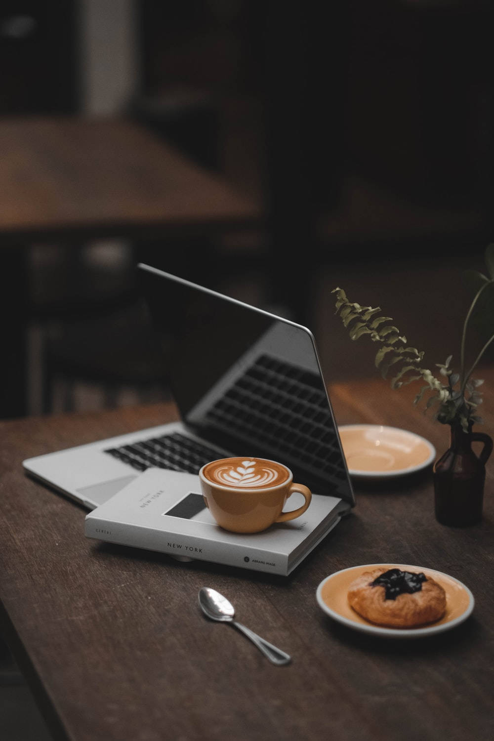 coffee cup, latte art, laptop, HD Phone Wallpaper
