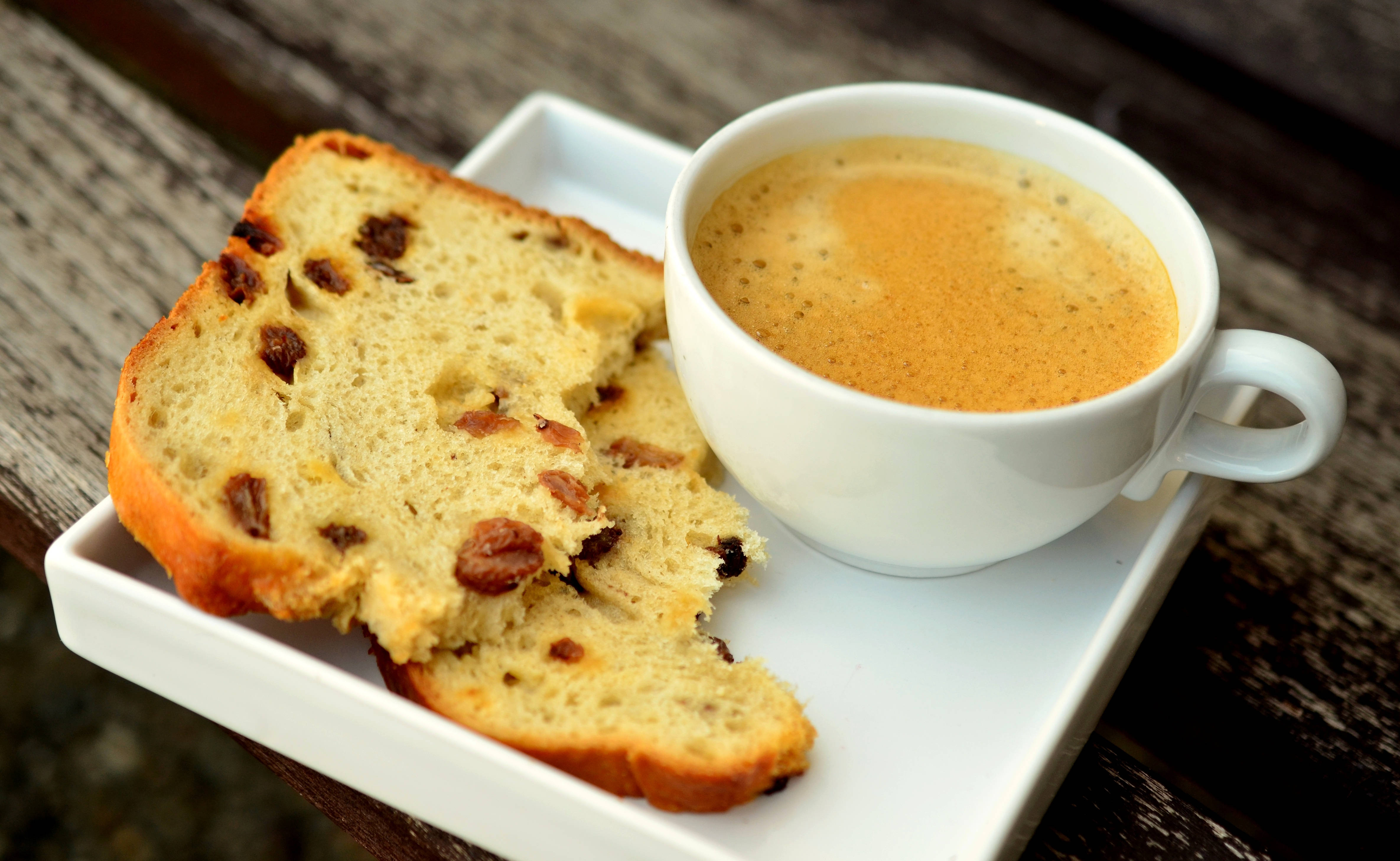 coffee and raisin loaf, frothy coffee, raisin bread, 4K Desktop Wallpaper