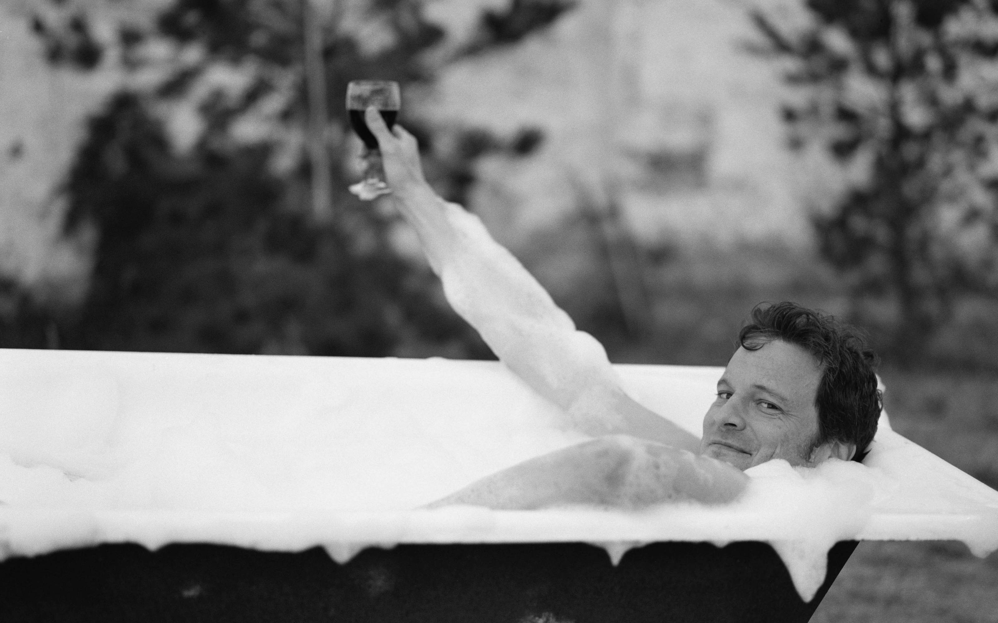 Colin Firth, bathtub, outdoor bathtub, 2K Desktop Wallpaper