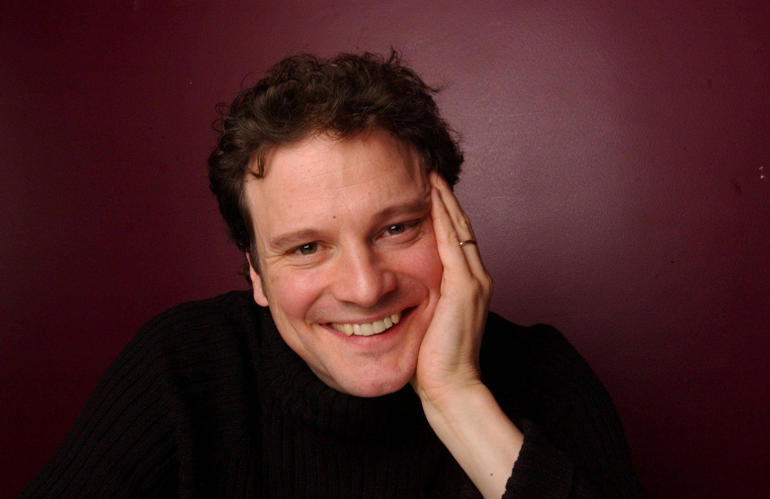 Colin Firth, curly hair, warm smile, 2K Desktop Wallpaper