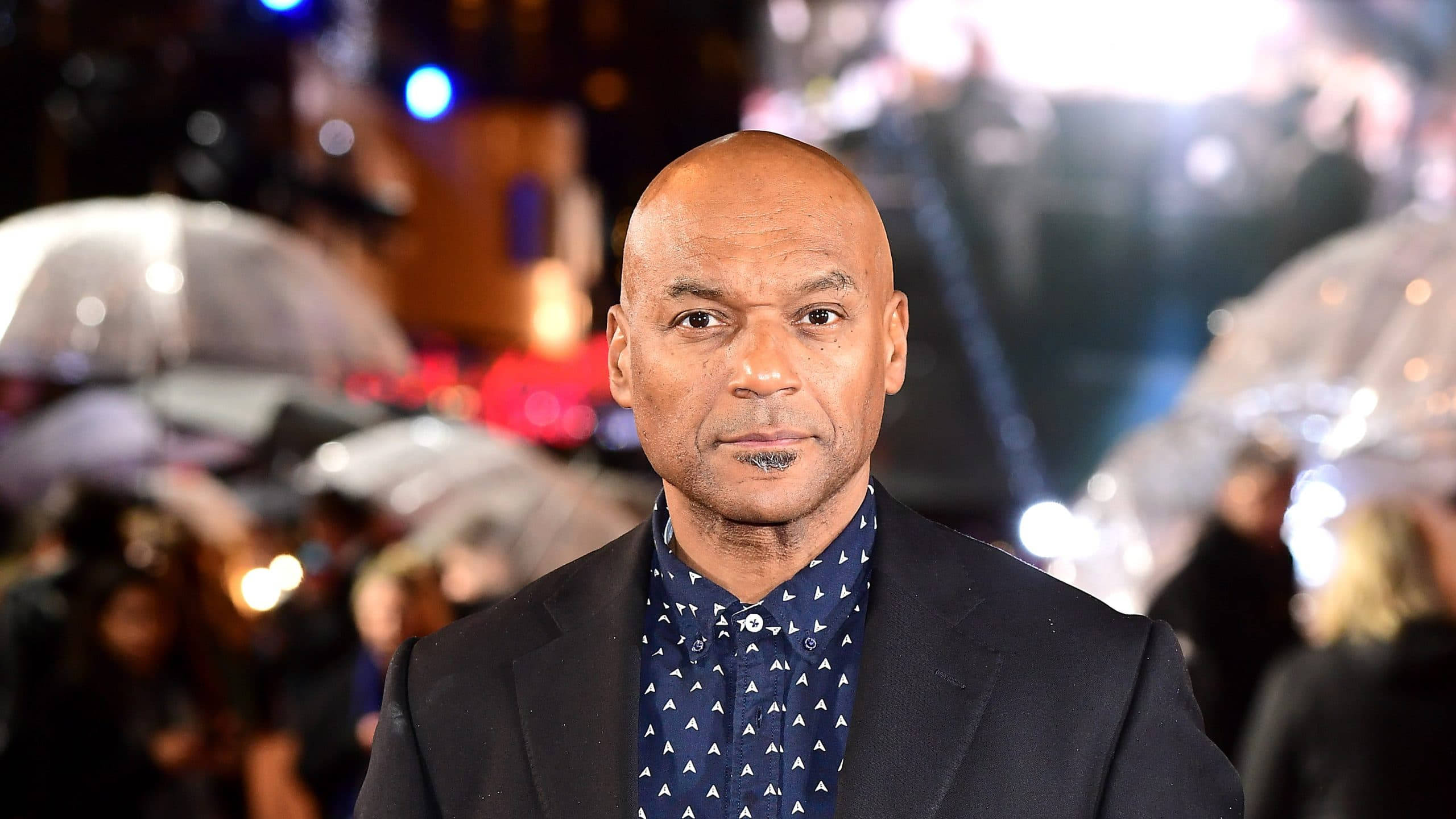 Colin Salmon, blur effect, rainy nighttime event, 2K Desktop Wallpaper