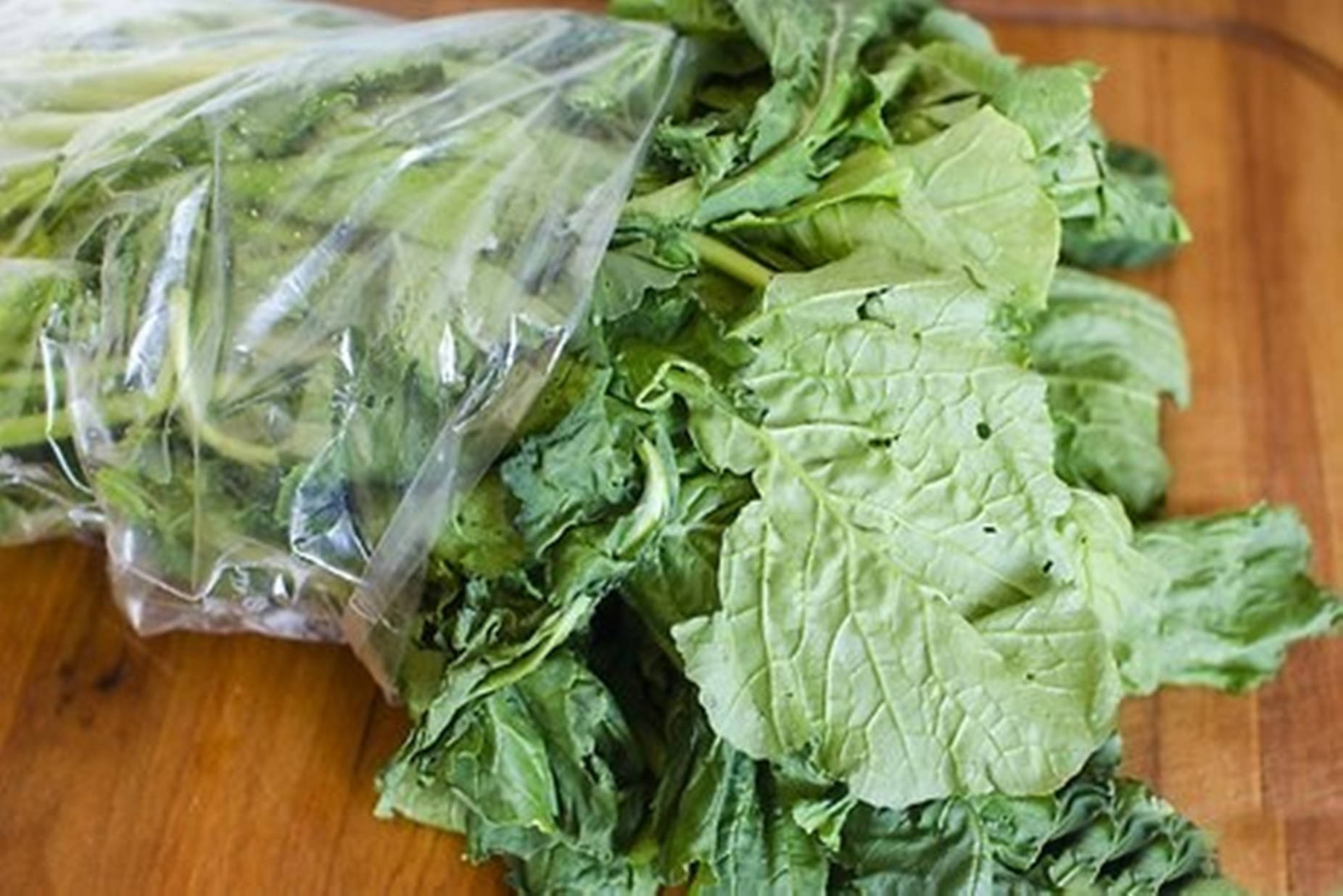 raw collard greens, clear plastic bag, warm wooden cutting board, HD Desktop Wallpaper