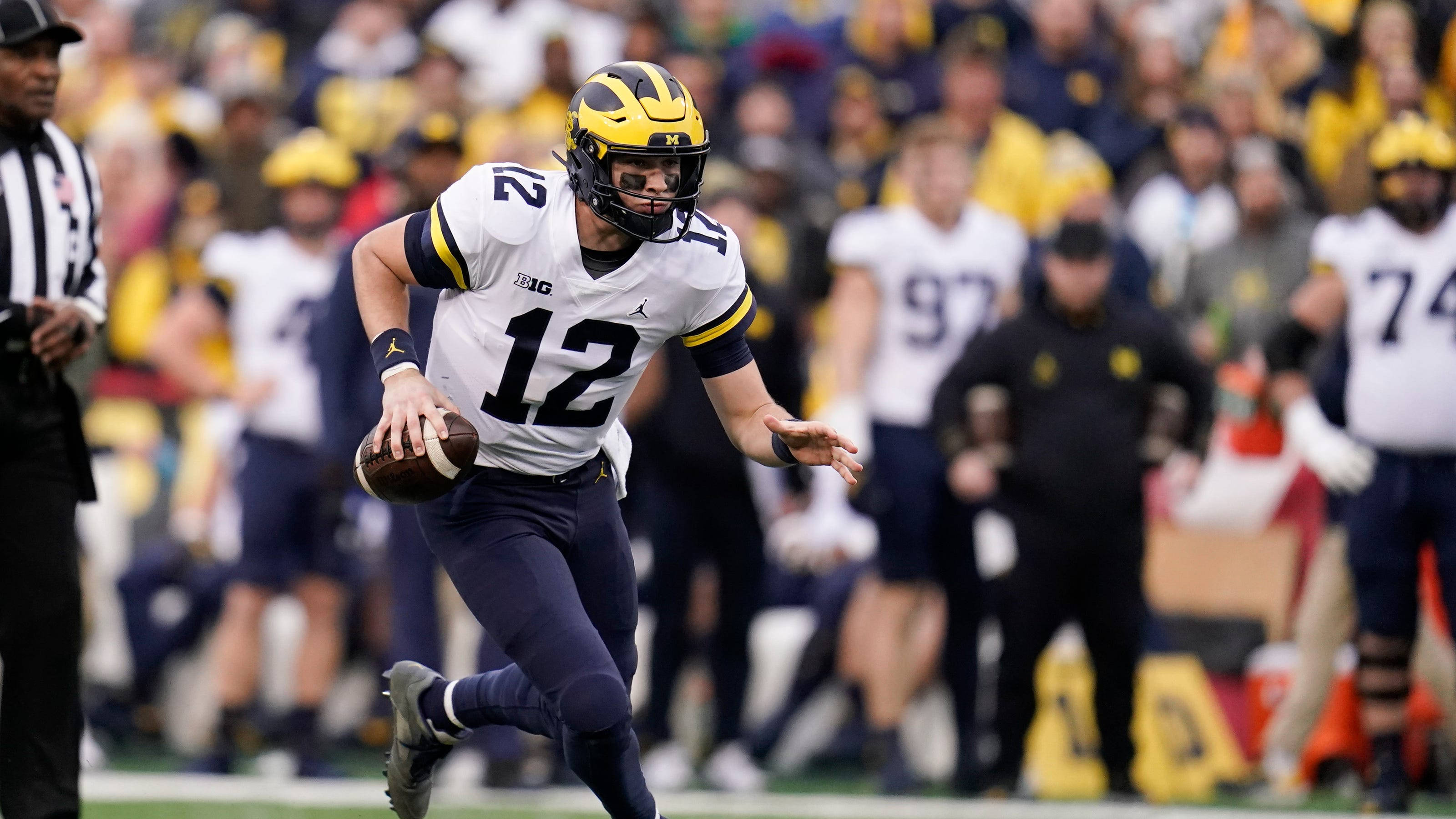 football quarterback, white and yellow uniform, blurred crowd, 2K Desktop Wallpaper