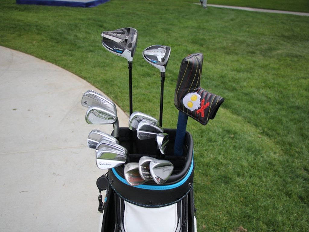 Collin Morikawa, golf bag, shiny metal clubs, SD Desktop Wallpaper