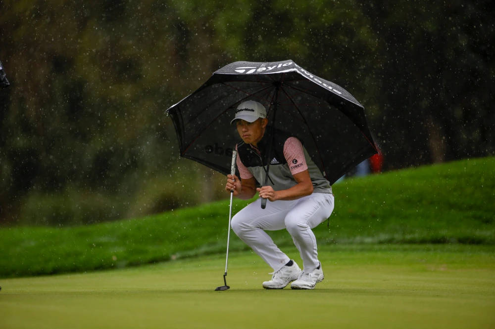 Collin Morikawa, black umbrella, rain-slicked green, SD Desktop Wallpaper