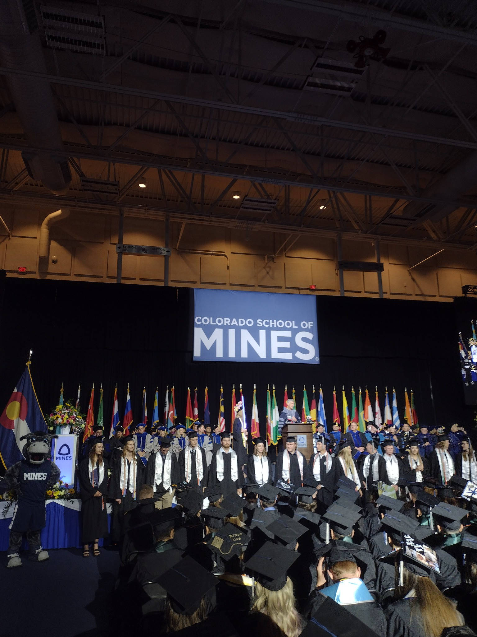 Colorado School of Mines, black caps and gowns, stage, Full HD Phone Wallpaper