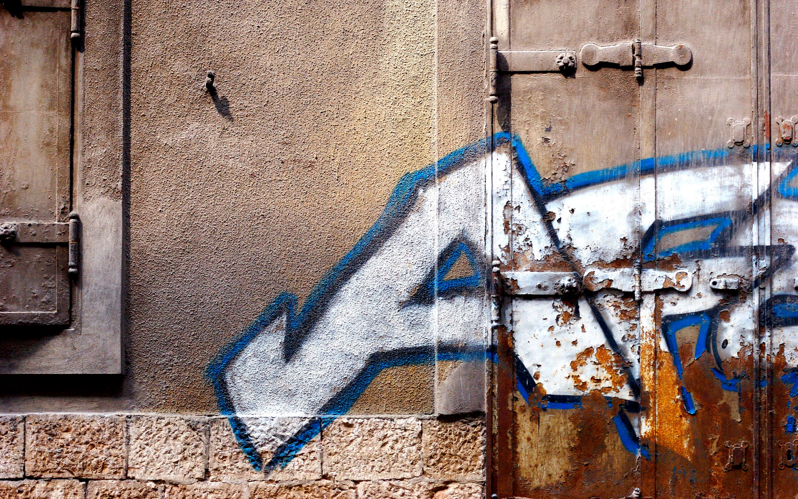 graffiti wall, white and blue, rusted metal door, 2K Desktop Wallpaper