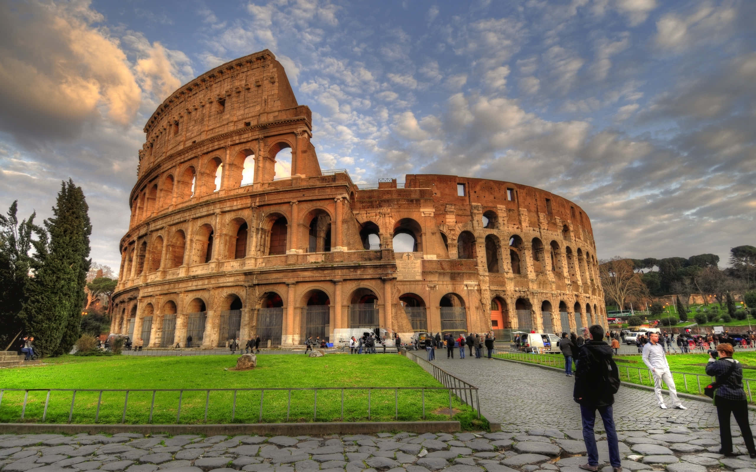 Colosseum, ancient Roman, dramatic sky, 2K Desktop Wallpaper
