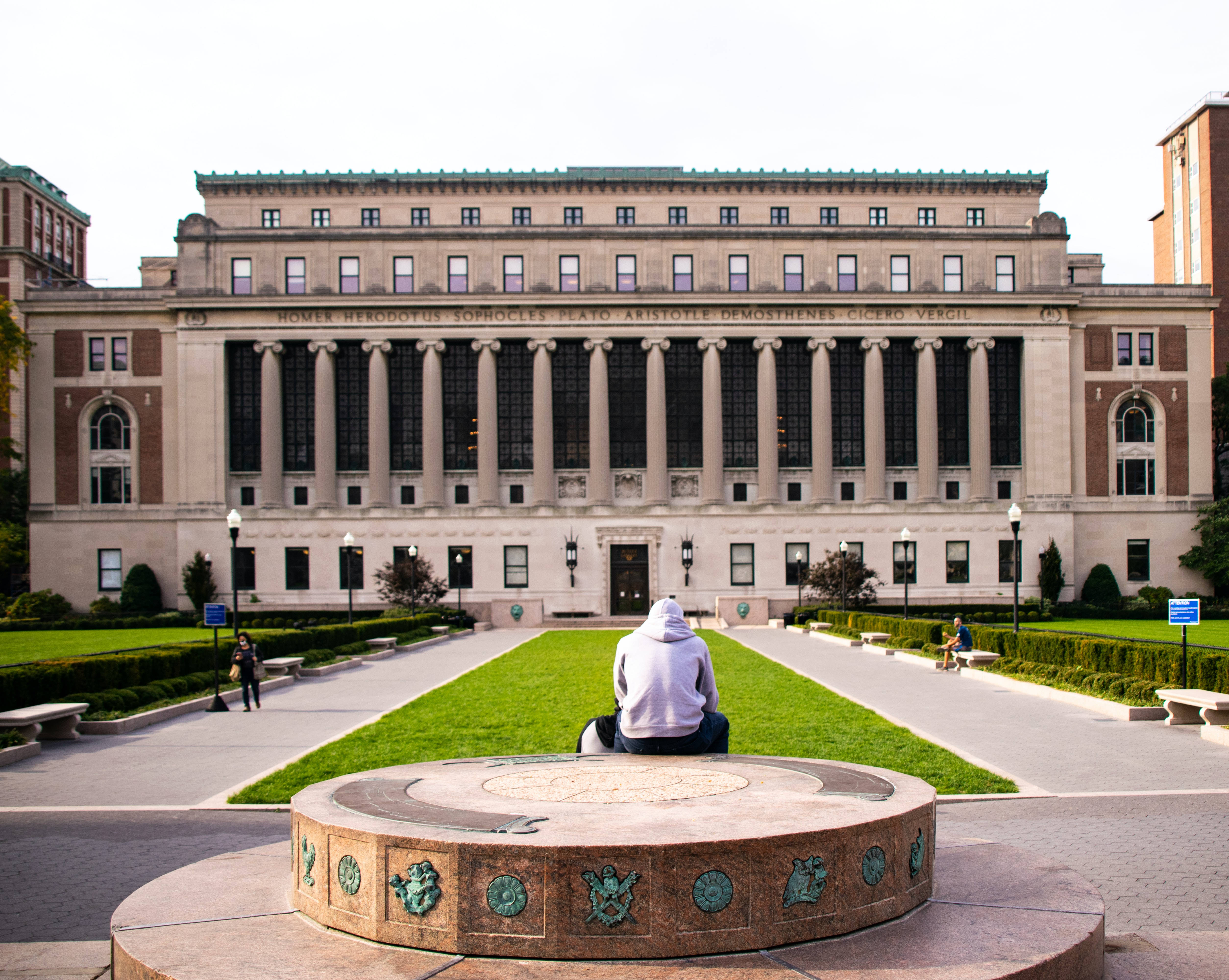 Columbia University, white hoodie, stone fountain, 4K Desktop Wallpaper