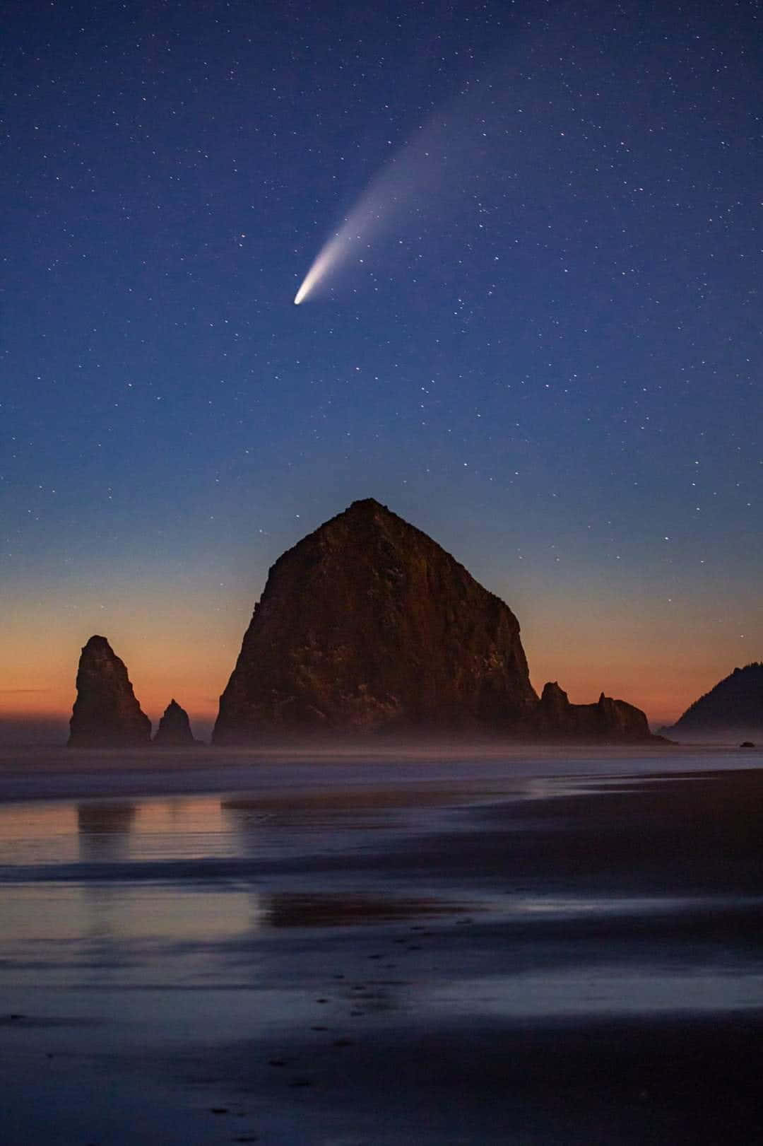 Comet, starry twilight sky, misty coastal rock formations, HD Phone Wallpaper