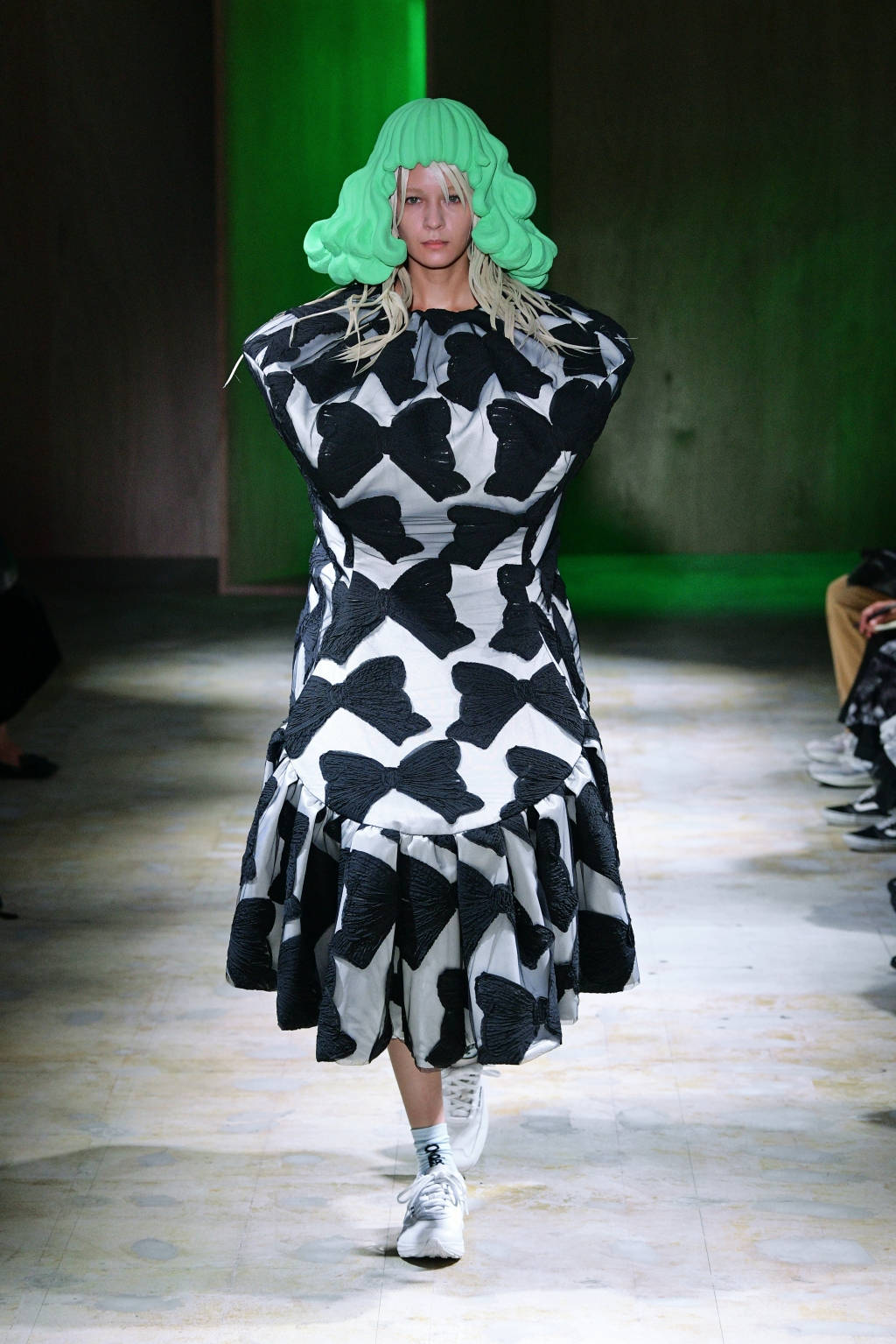 Comme Des Garçons, black and white bow-patterned dress, bright green wig, HD Phone Wallpaper
