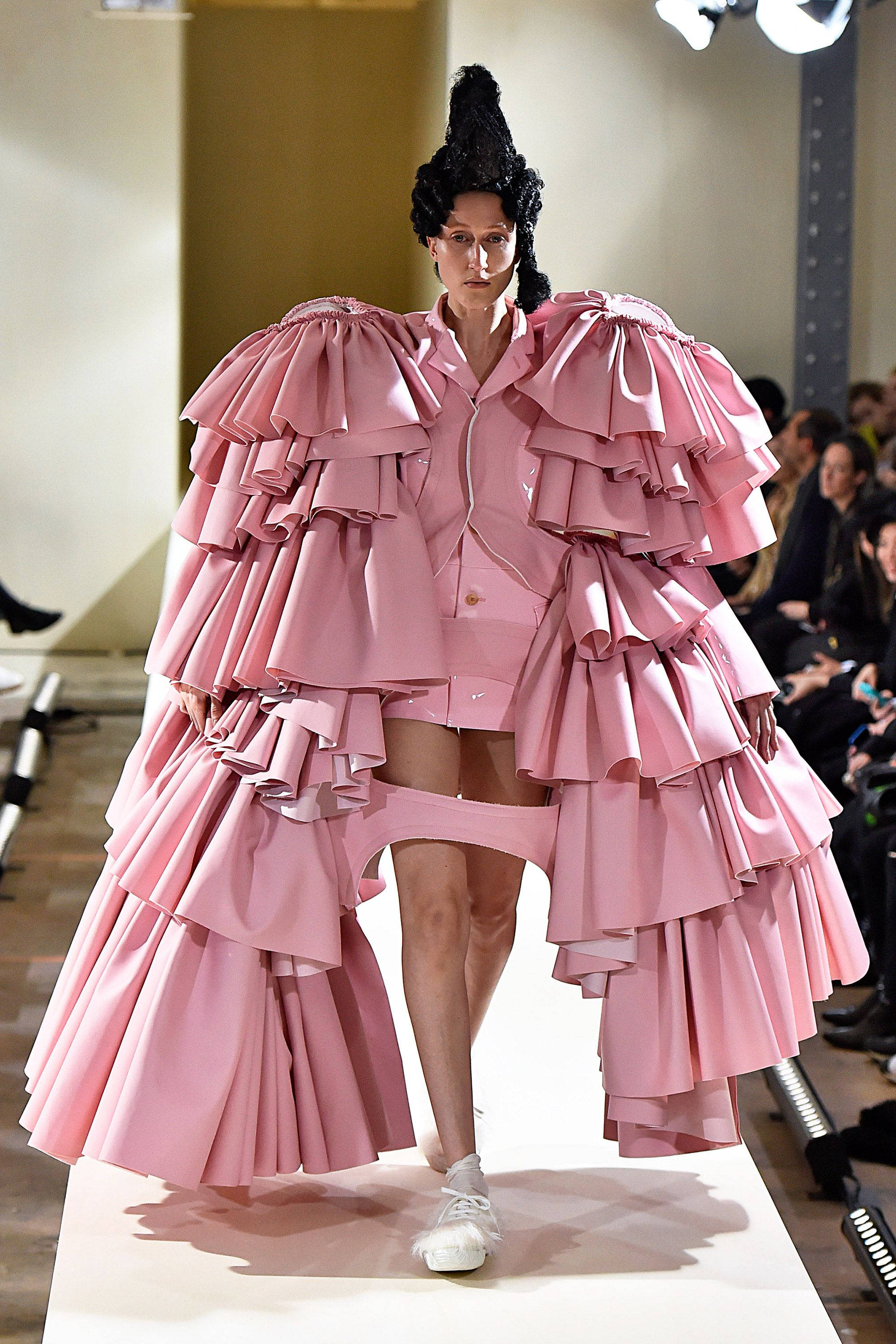 Comme Des Garçons, huge ruffled pink dress, tall black hairpiece, 2K Phone Wallpaper