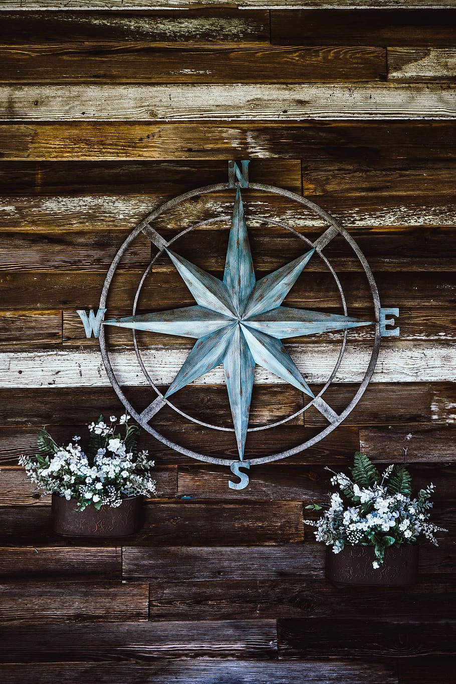 compass rose, blue metal, rustic wooden wall, HD Phone Wallpaper