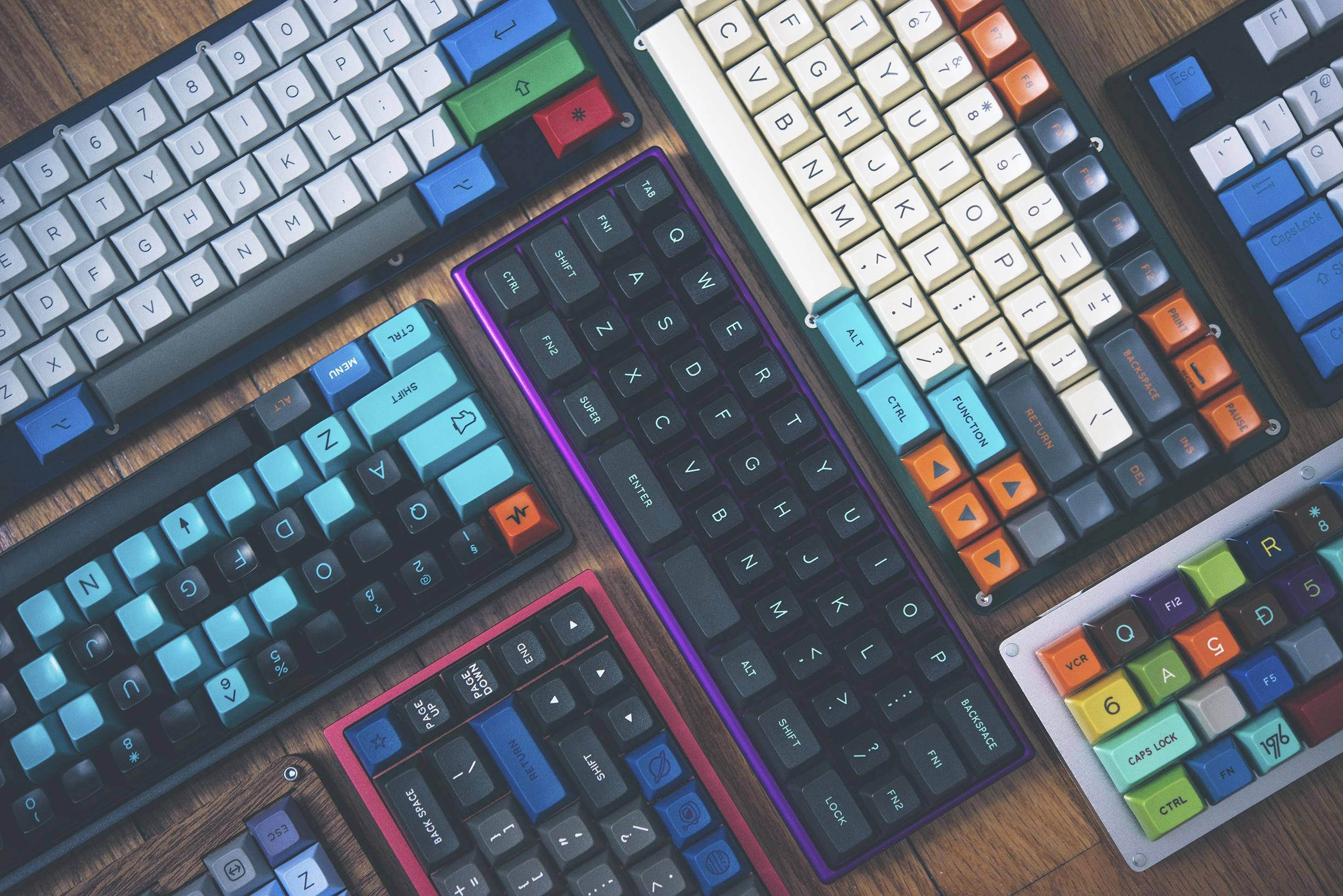vintage-styled computer keyboard, mechanical keyboards, wooden surface, Full HD Desktop Wallpaper