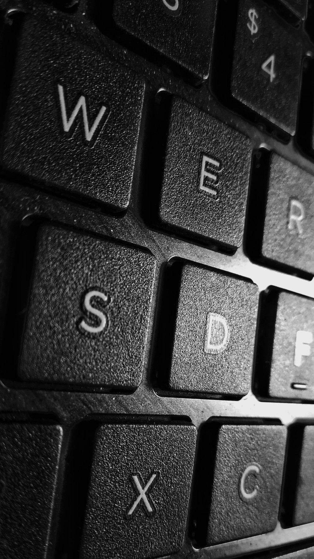 black classic close up computer keyboard, black keyboard, white lettering, HD Phone Wallpaper