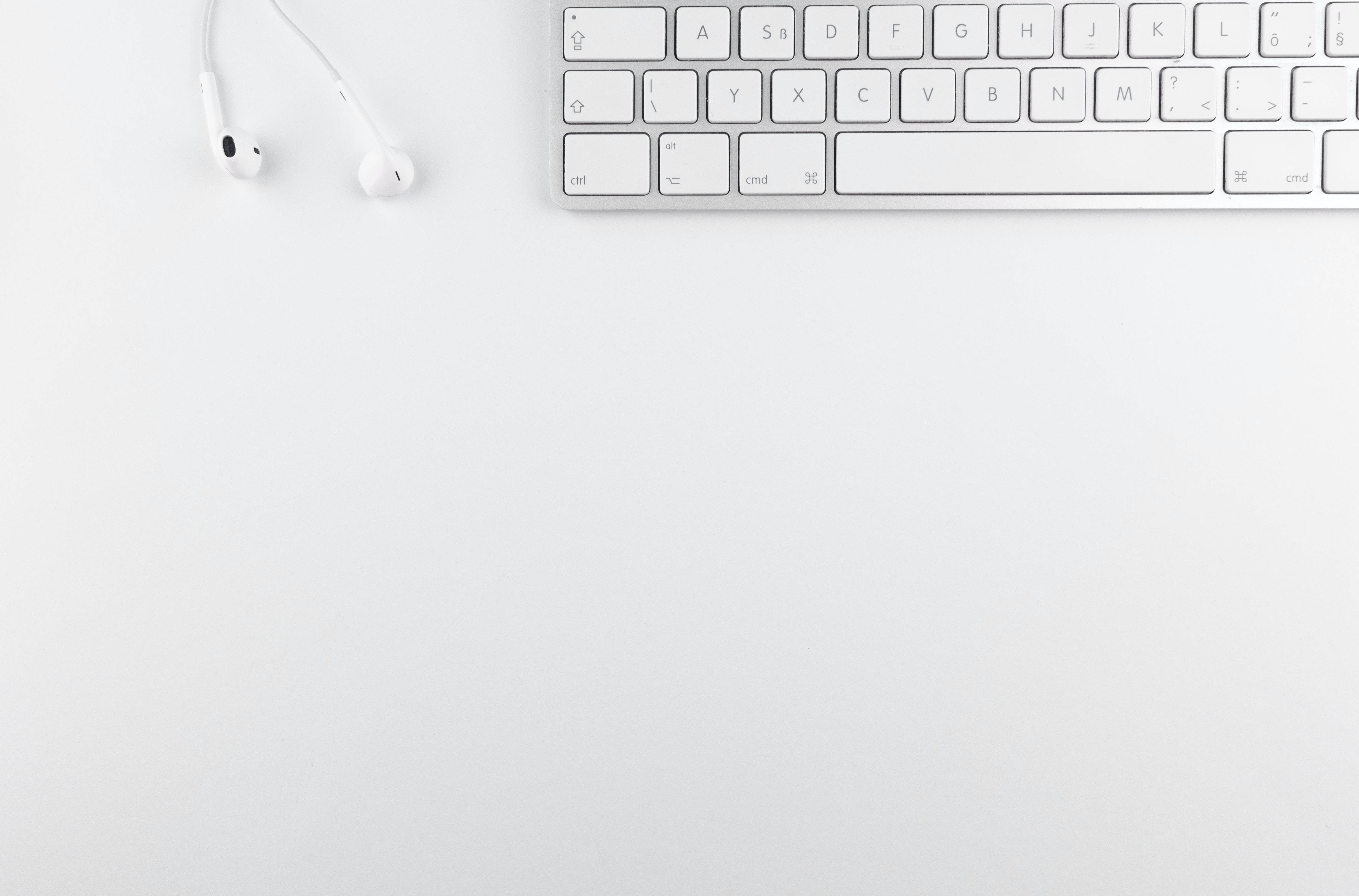 white keyboard, white background, earphones, 4K Desktop Wallpaper
