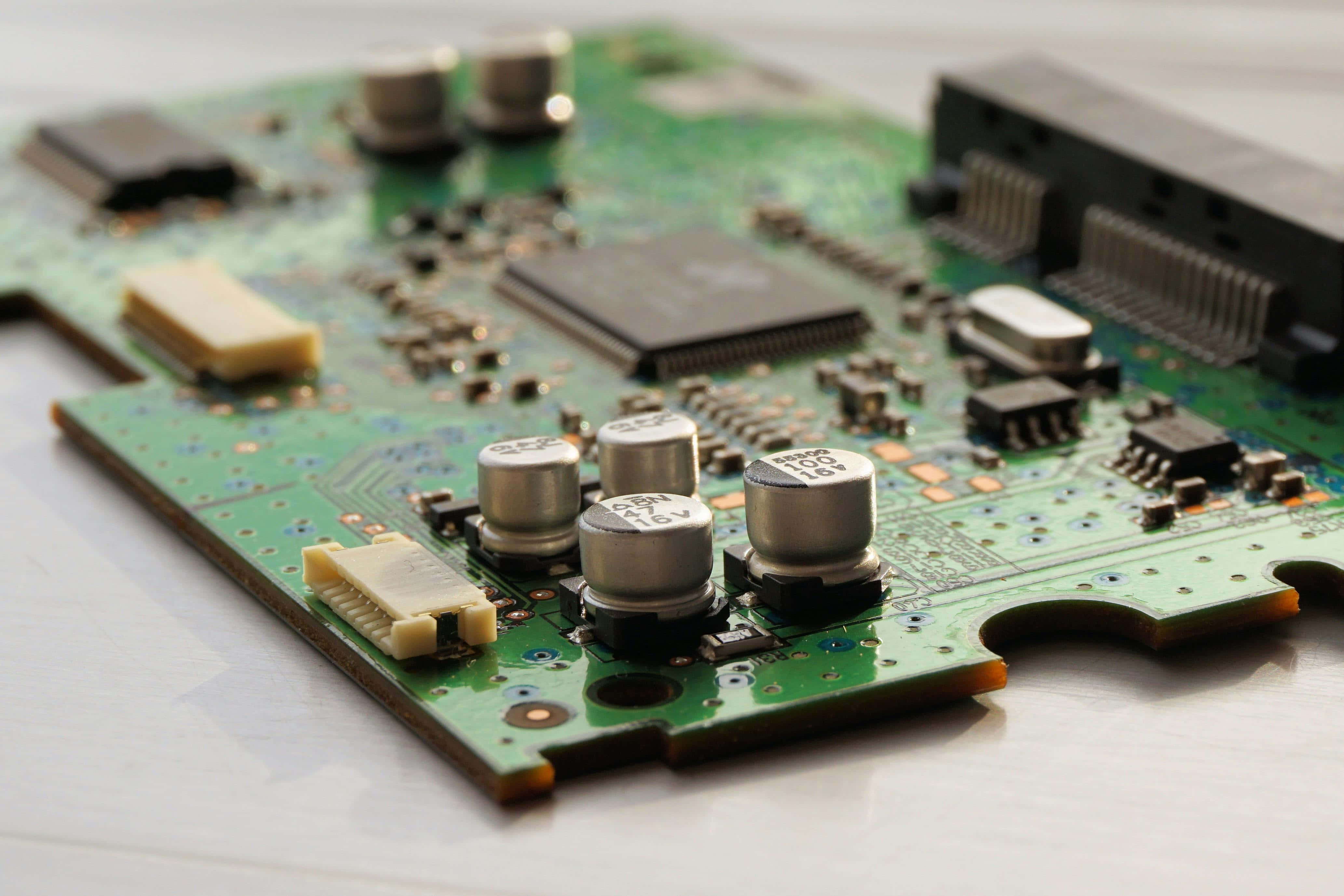circuit board, silver capacitors, black chips, 4K Desktop Wallpaper