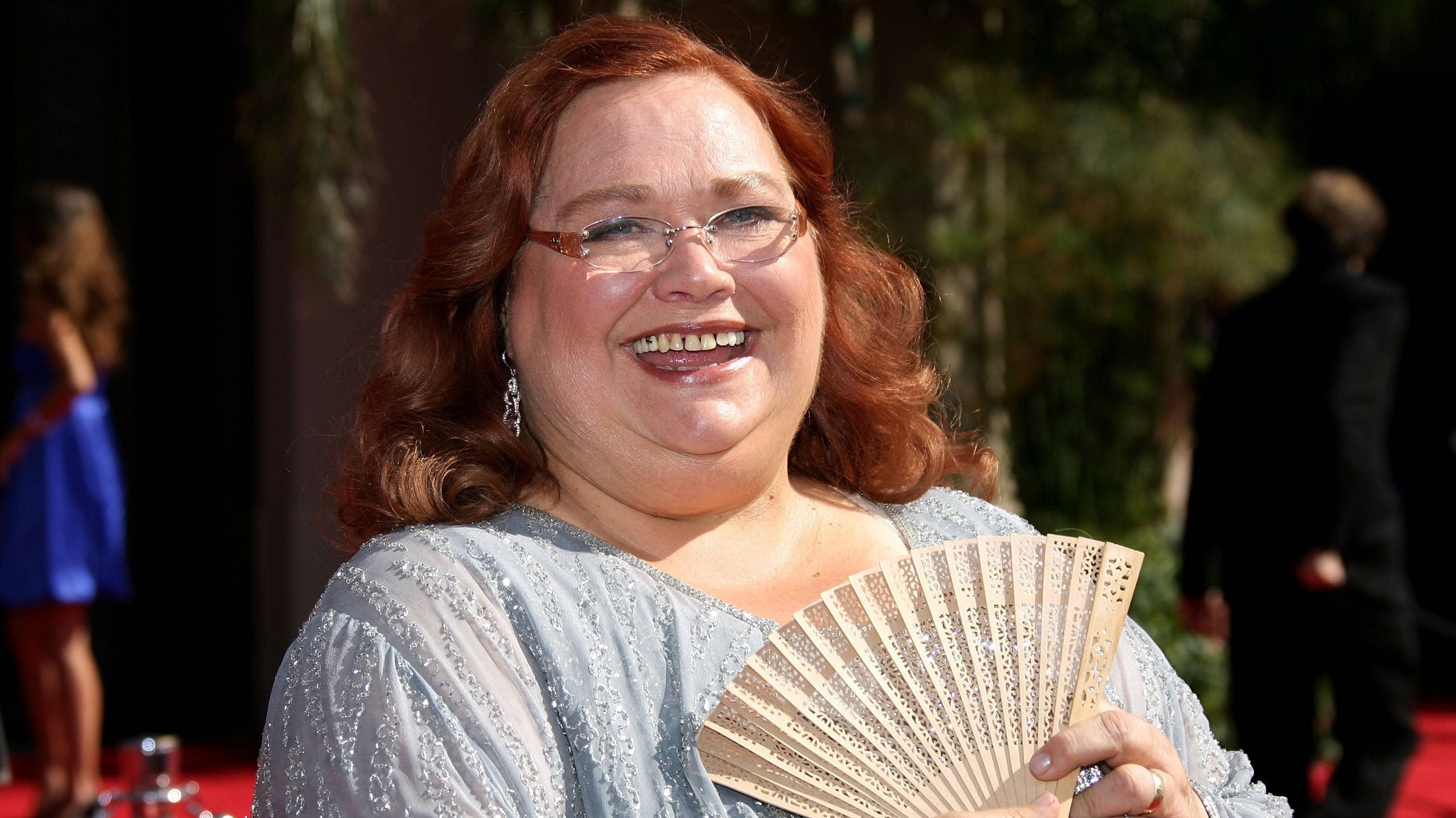 Conchata Ferrell, red hair, glasses, 2K Desktop Wallpaper