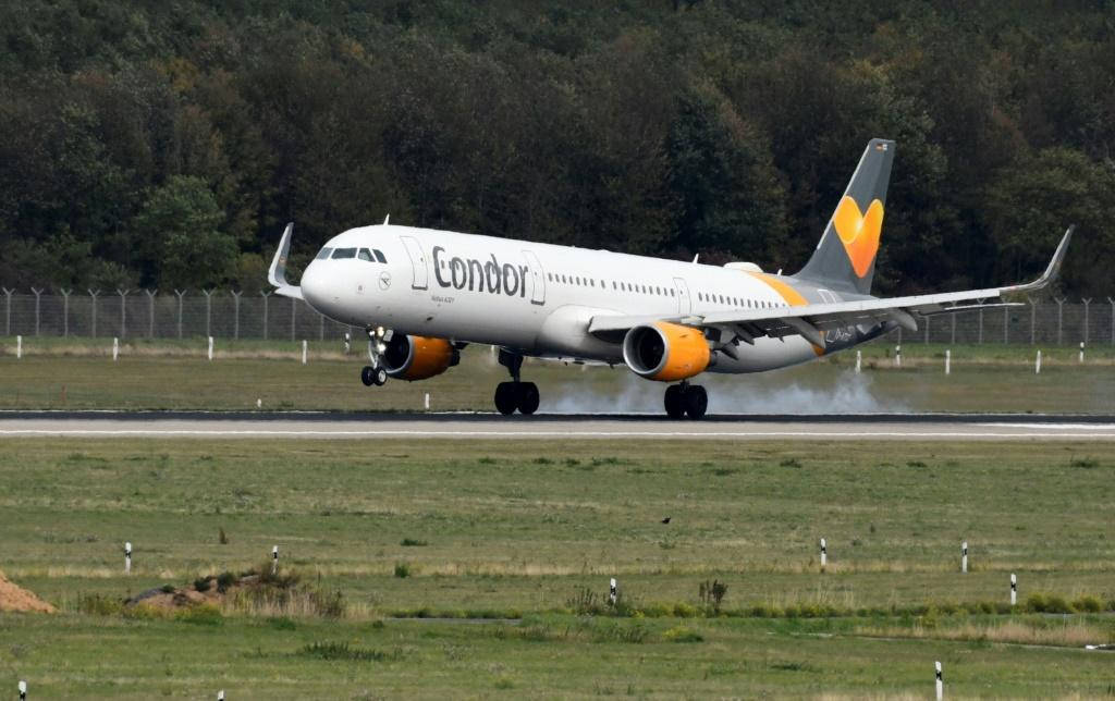 Condor Airlines, orange engines, runway, SD Desktop Wallpaper