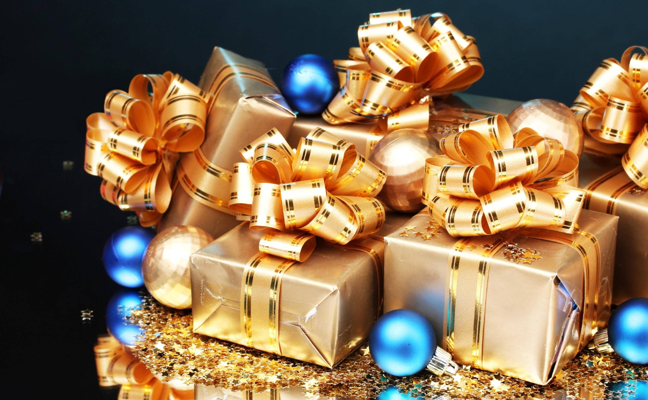 New Year's Little Gold Presents Decoration, golden gift boxes, large bows, 2K Desktop Wallpaper
