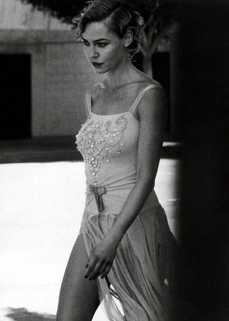 Connie Nielsen, beaded dress, shadowed contrast, SD Phone Wallpaper