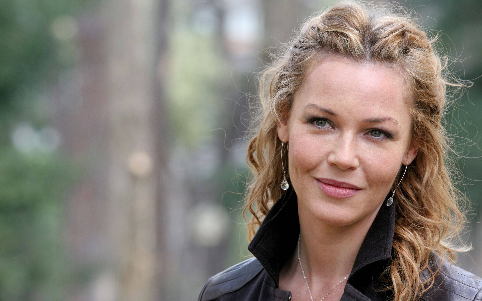 Blonde Connie Nielsen, wavy blonde hair, black jacket, Full HD Desktop Wallpaper
