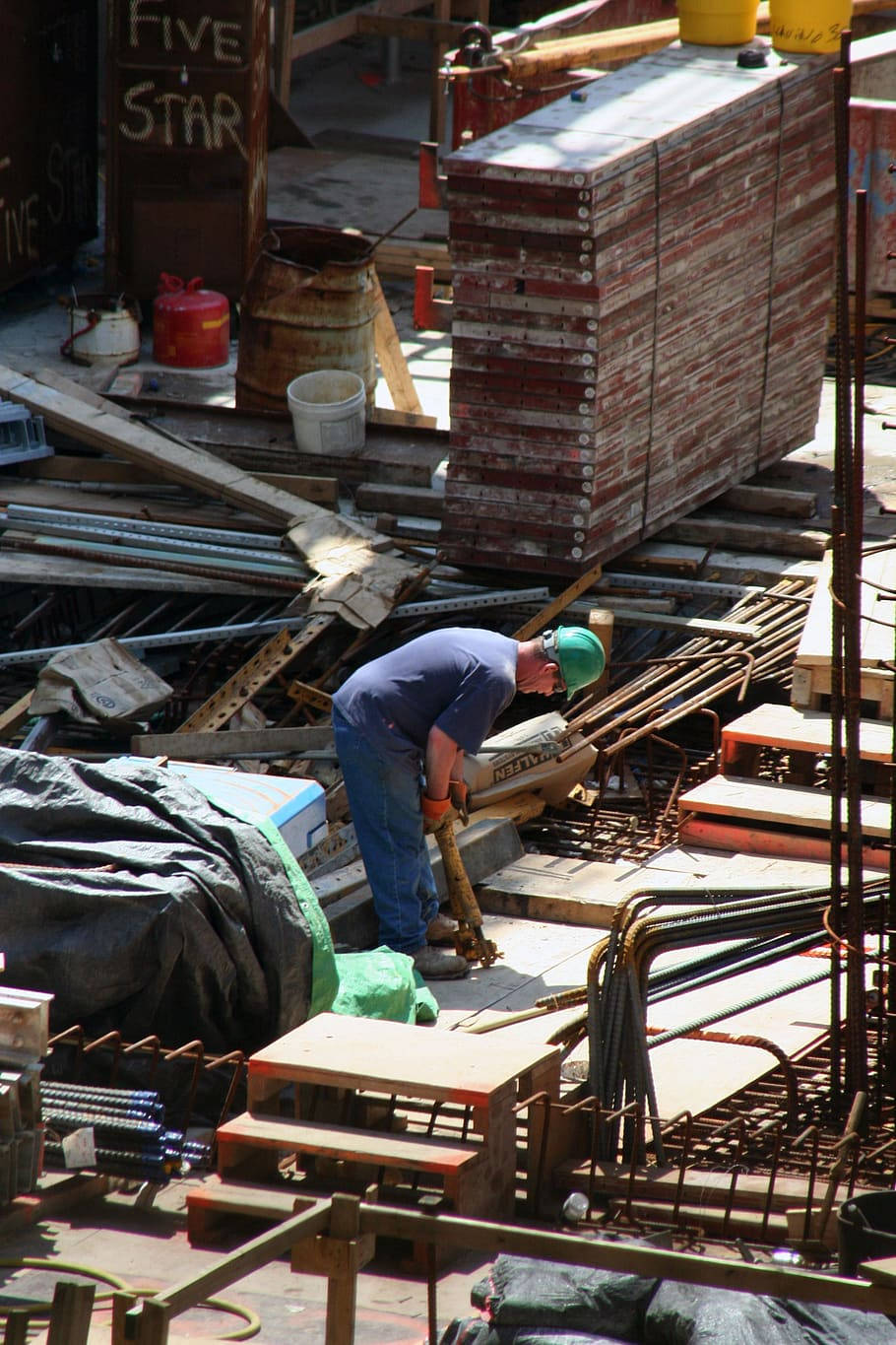 construction worker, green helmet, hammers rebar, HD Phone Wallpaper