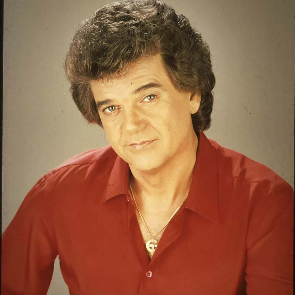 Conway Twitty, red button-up shirt, gold necklace with a G pendant, SD Desktop Wallpaper