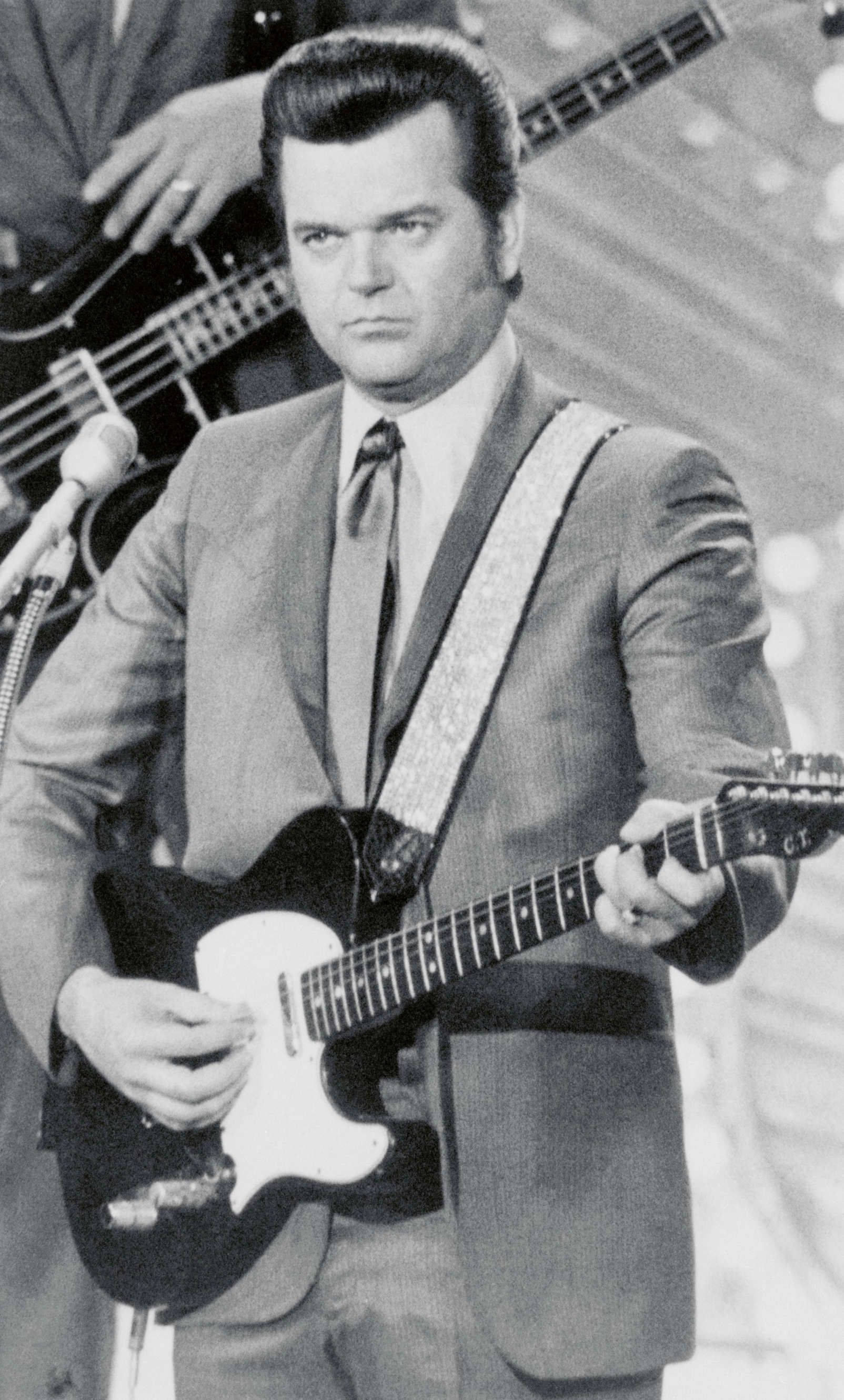 Conway Twitty, guitar, suit, 2K Phone Wallpaper