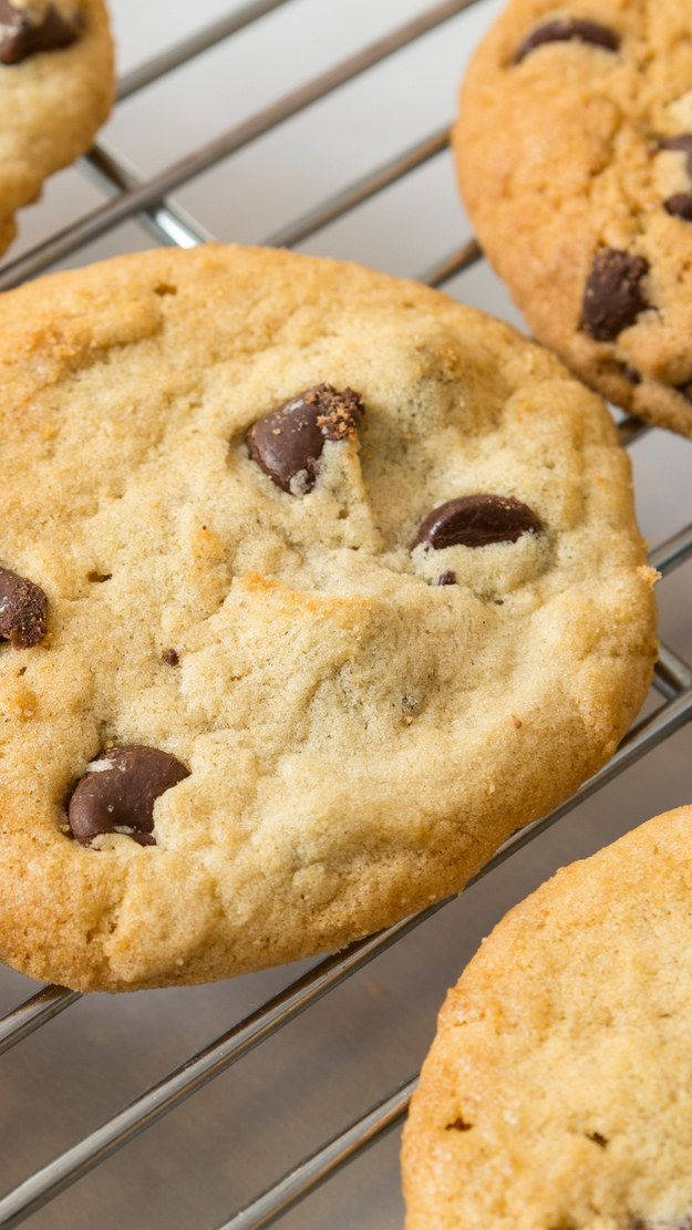 baked cookie iPhone, chocolate chip cookies, metal rack, SD Phone Wallpaper