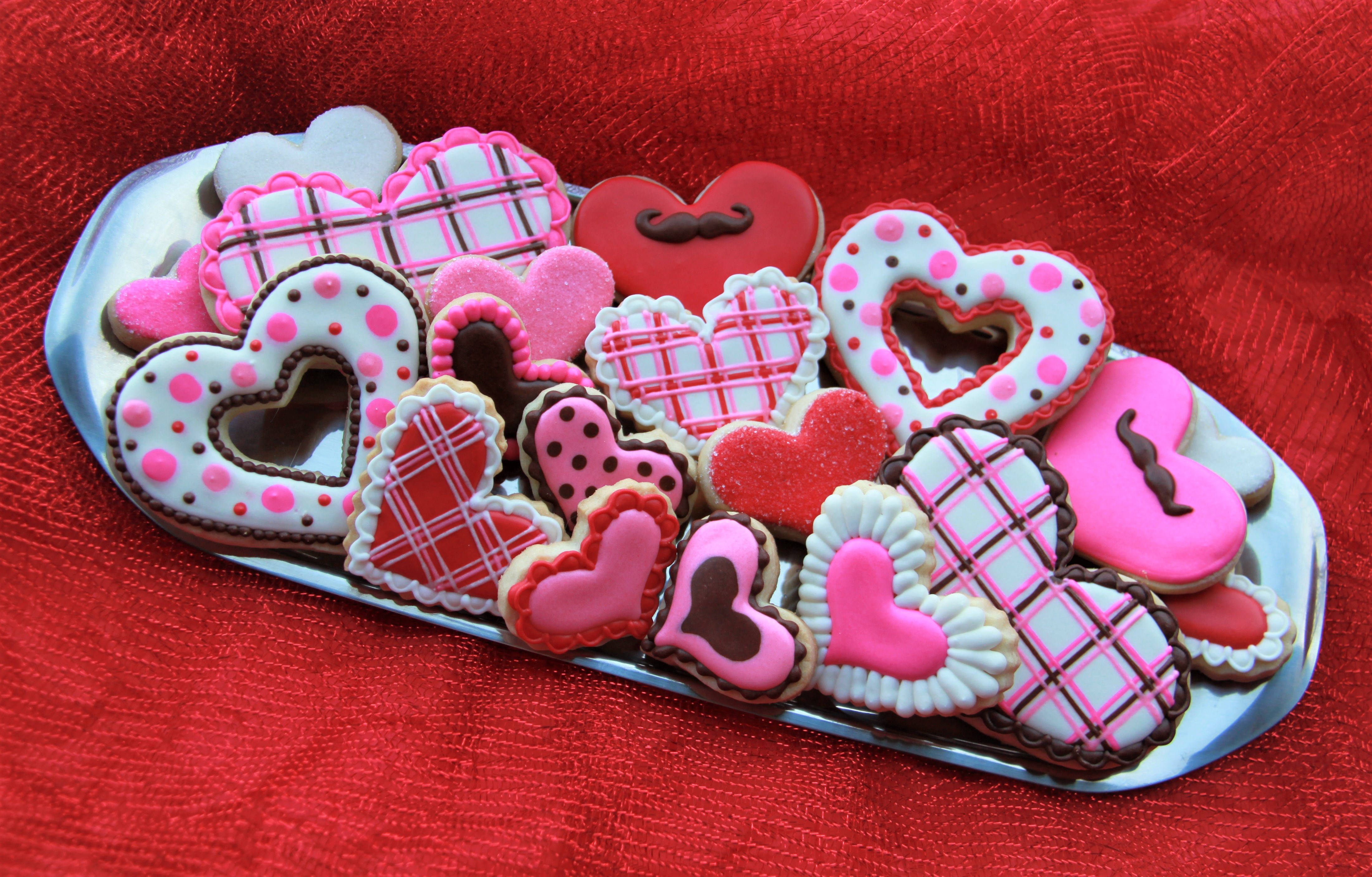 silver tray, heart-shaped cookies, pink white and red icing, 4K Desktop Wallpaper
