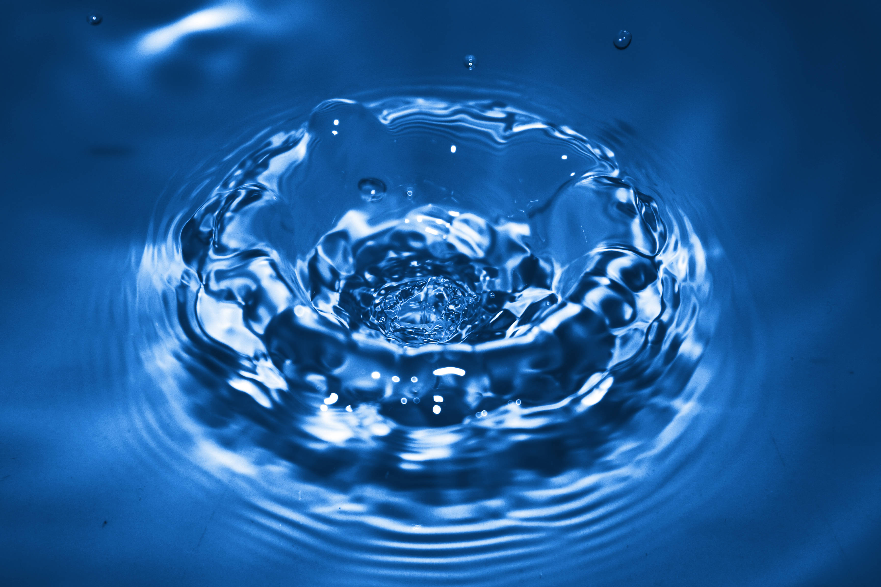 cool 3d water, vibrating splash effect, deep blue liquid, 2K Desktop Wallpaper