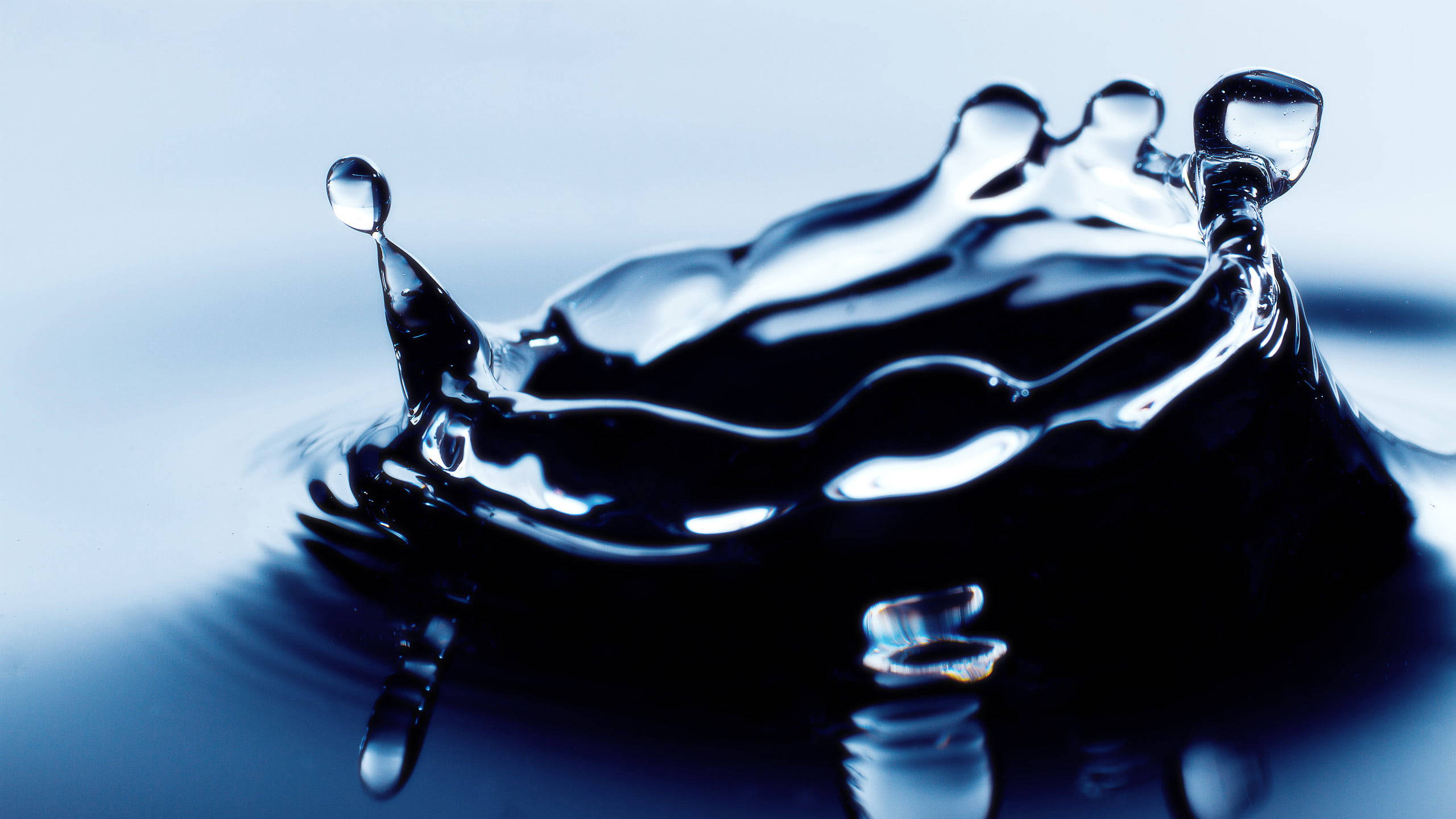cool 3d water, frozen splash of water, crown-like shape, 2K Desktop Wallpaper